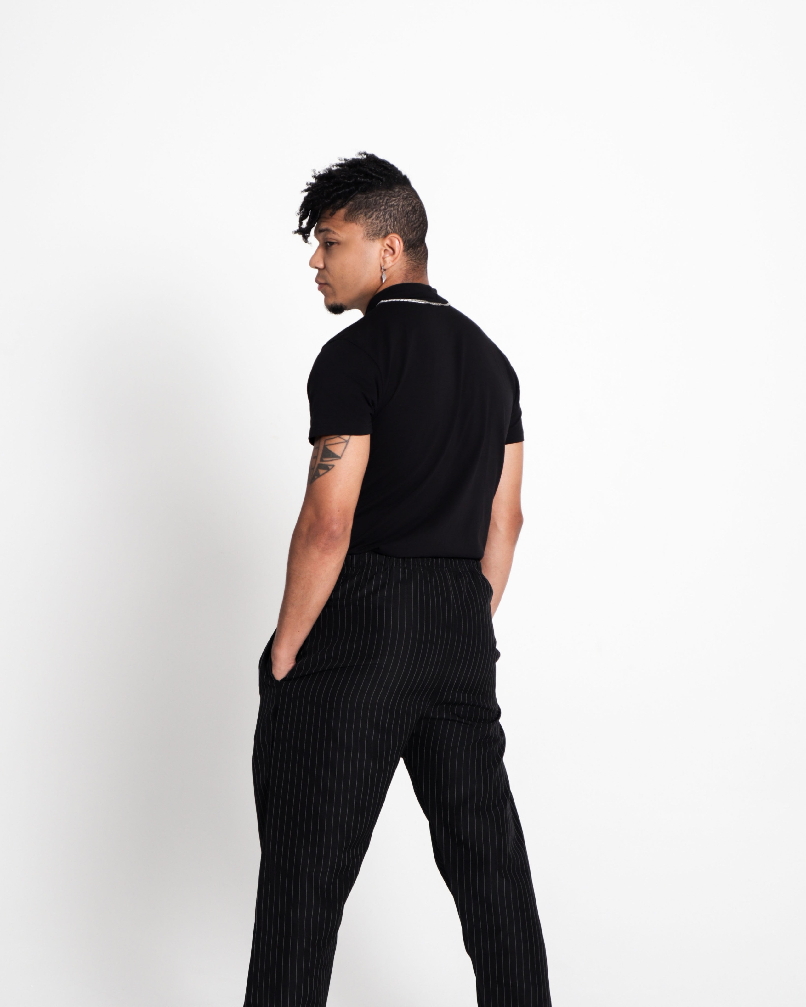 студийный портрет мужчины со спины