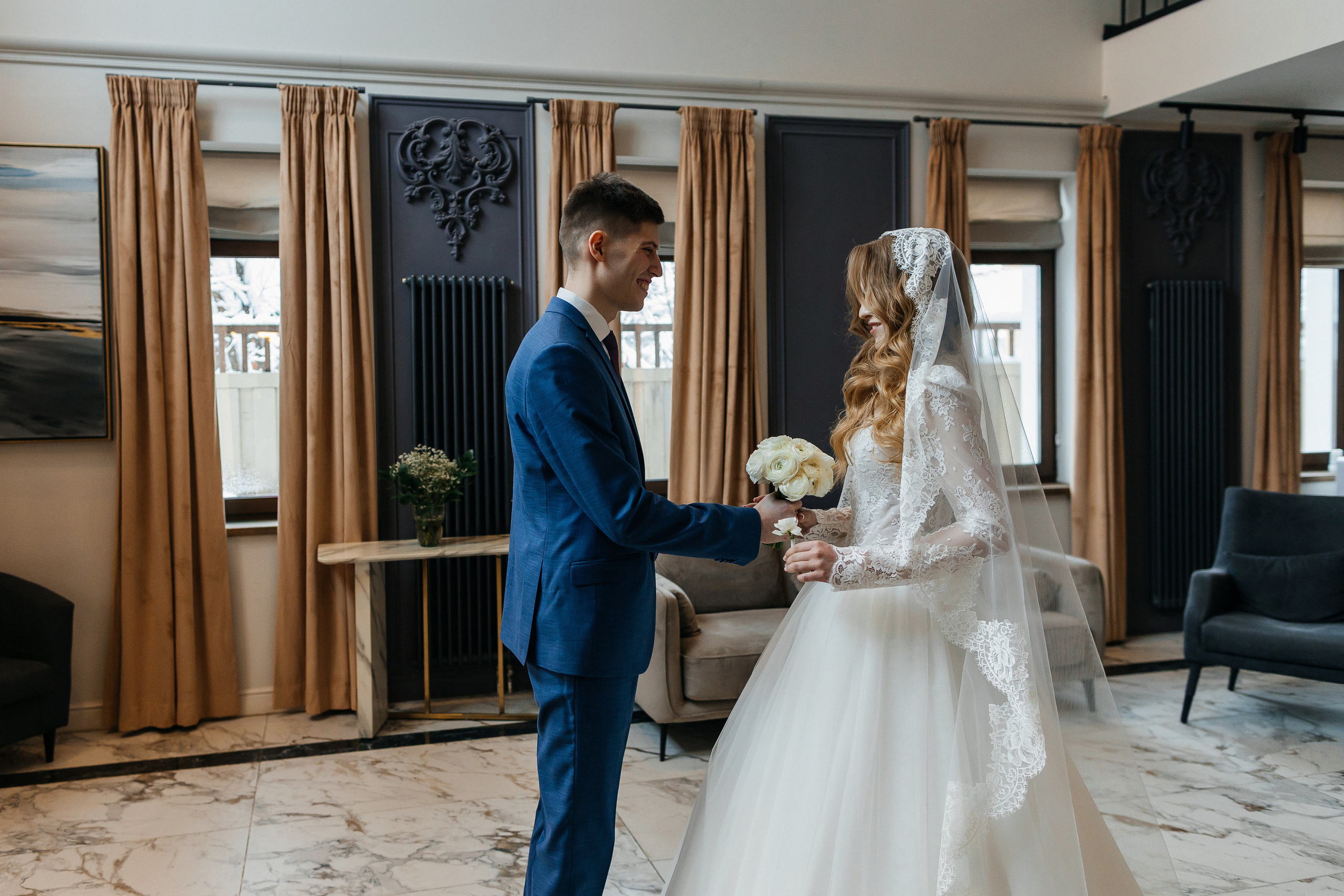 Роскошное утро пары в номере отеля. Олег Сверчков | Свадебный фотограф Вологда