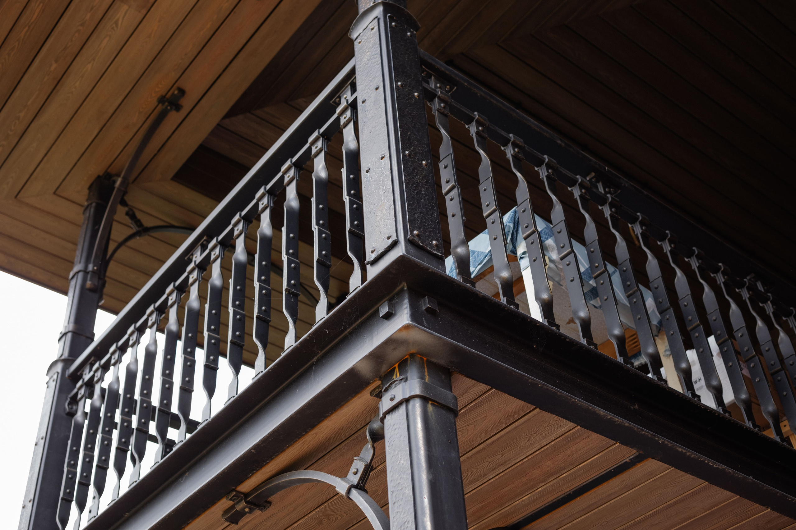 Готовый двухэтажный гараж в стиле Лофт — сочетание кирпича, дерева и металла. Современный дизайн, функциональность и эстетика во всём. Строительная компания «Милый дом» МД. Москва и Московская область