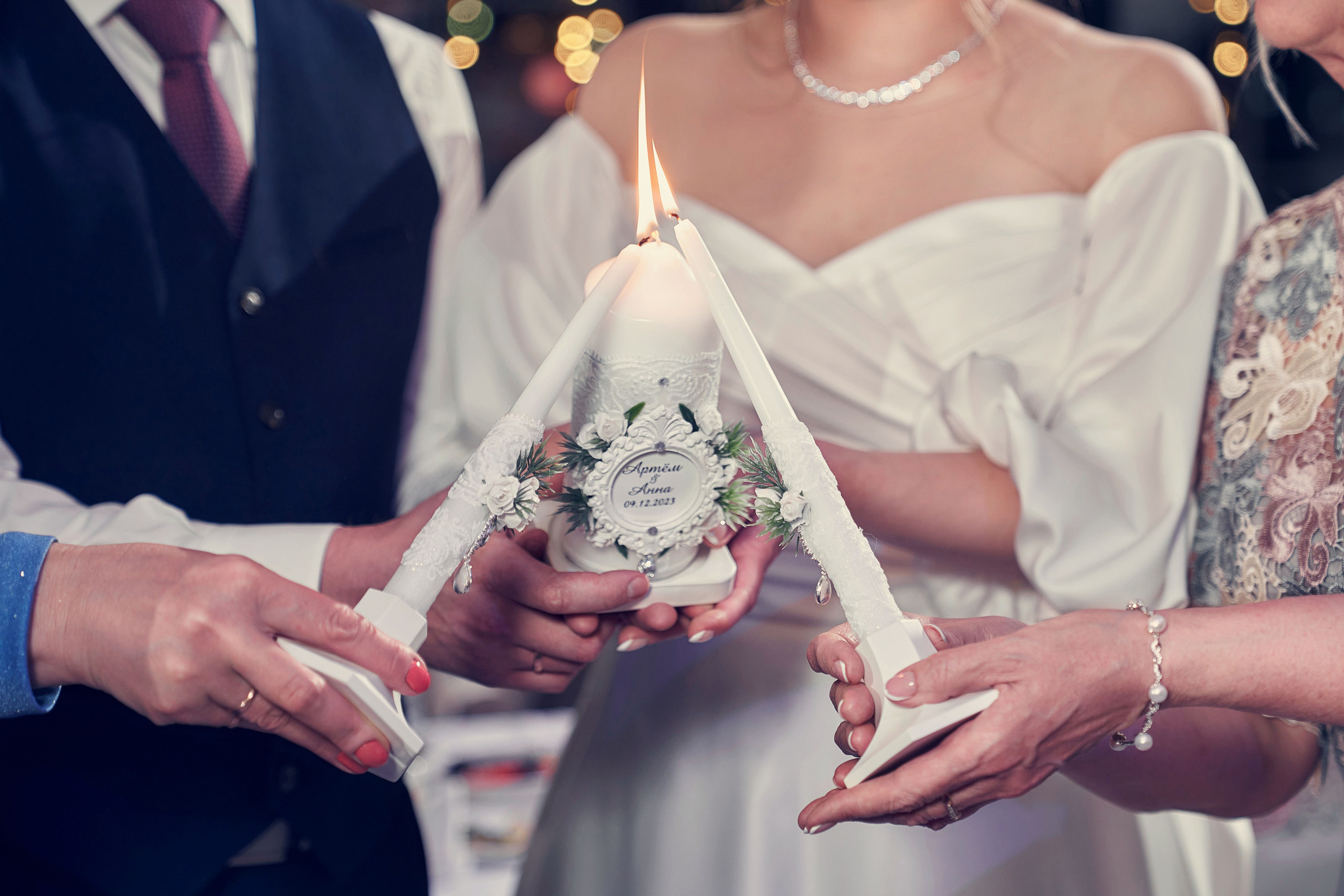 мамы поджигают свечу - передача семейного очага, свадебные традиции