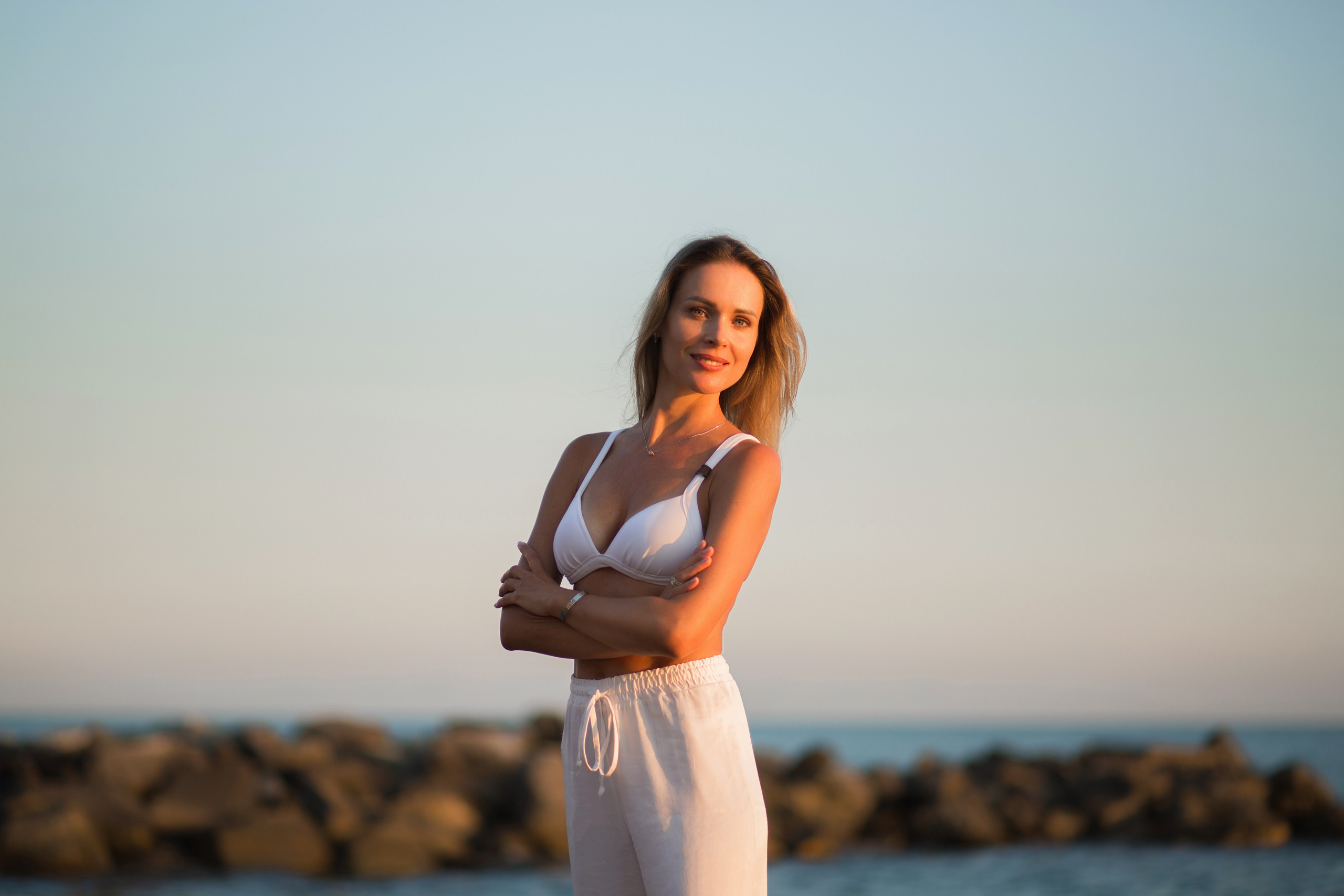 портрет девушки у моря на закате
