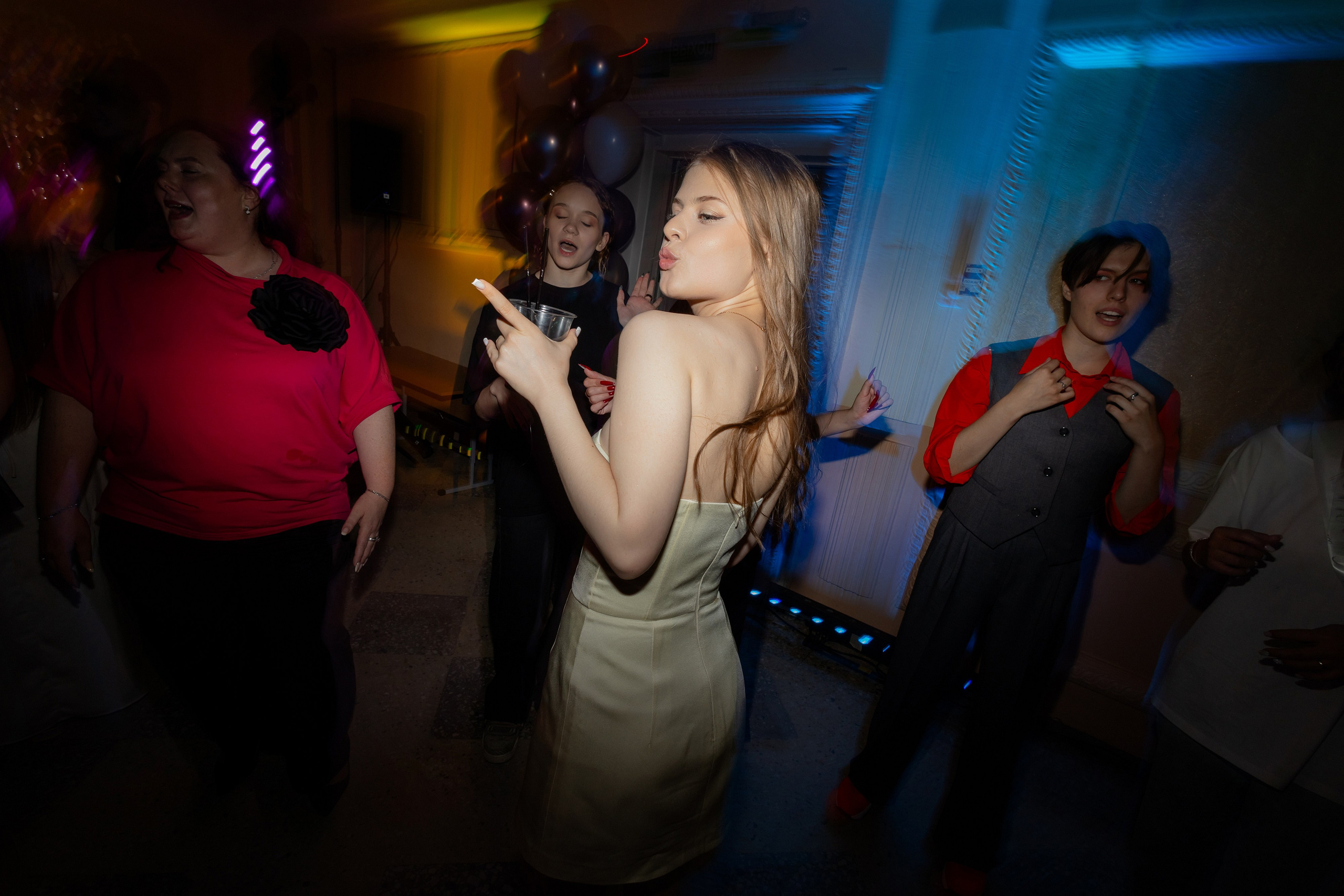 Школьный выпускной 2024 год в Соколе (Минск). Свадебный фотограф в Минске/Беларуси Сергей Спиридонов