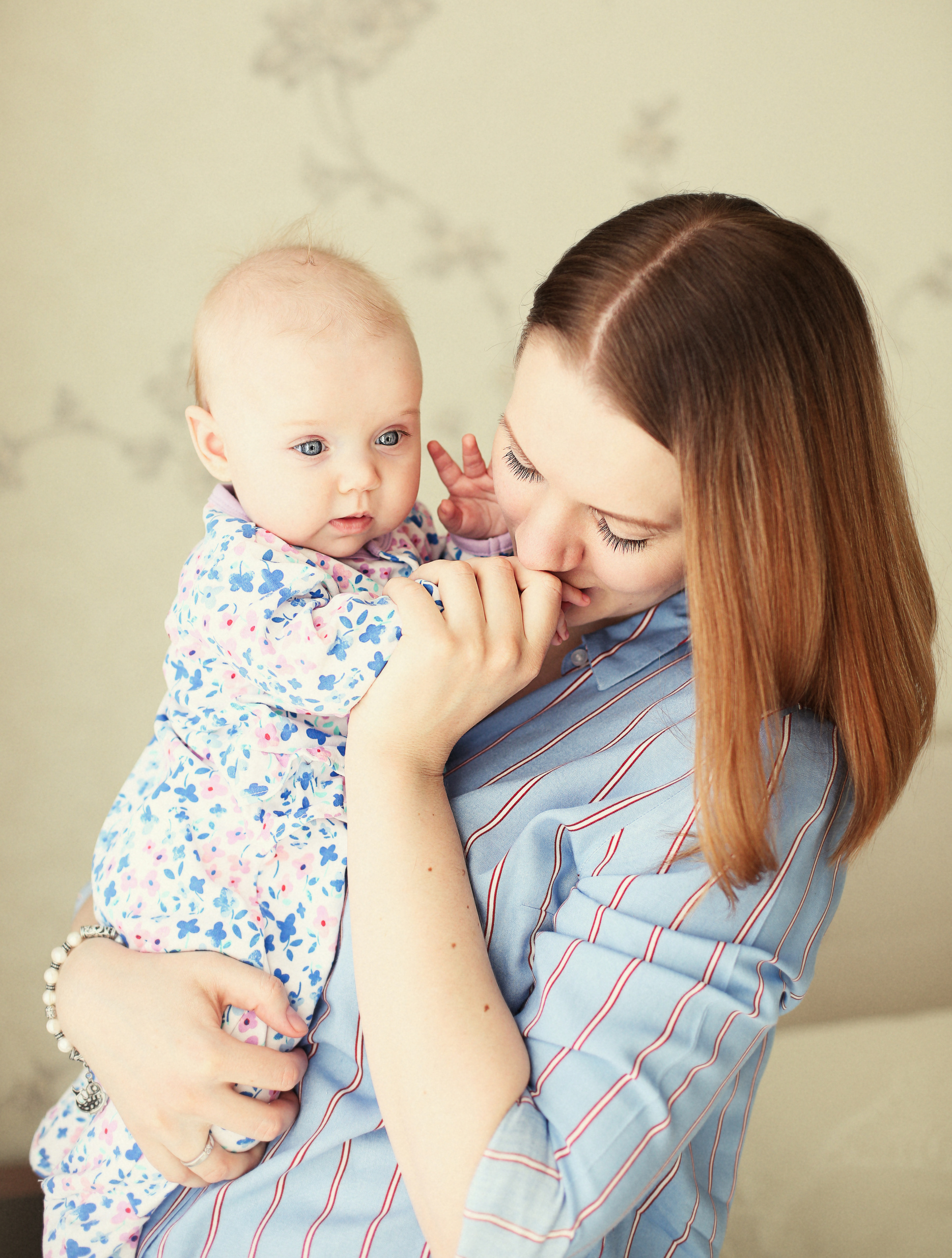 Мама Настя со своей трёхмесячной дочкой Лизой.