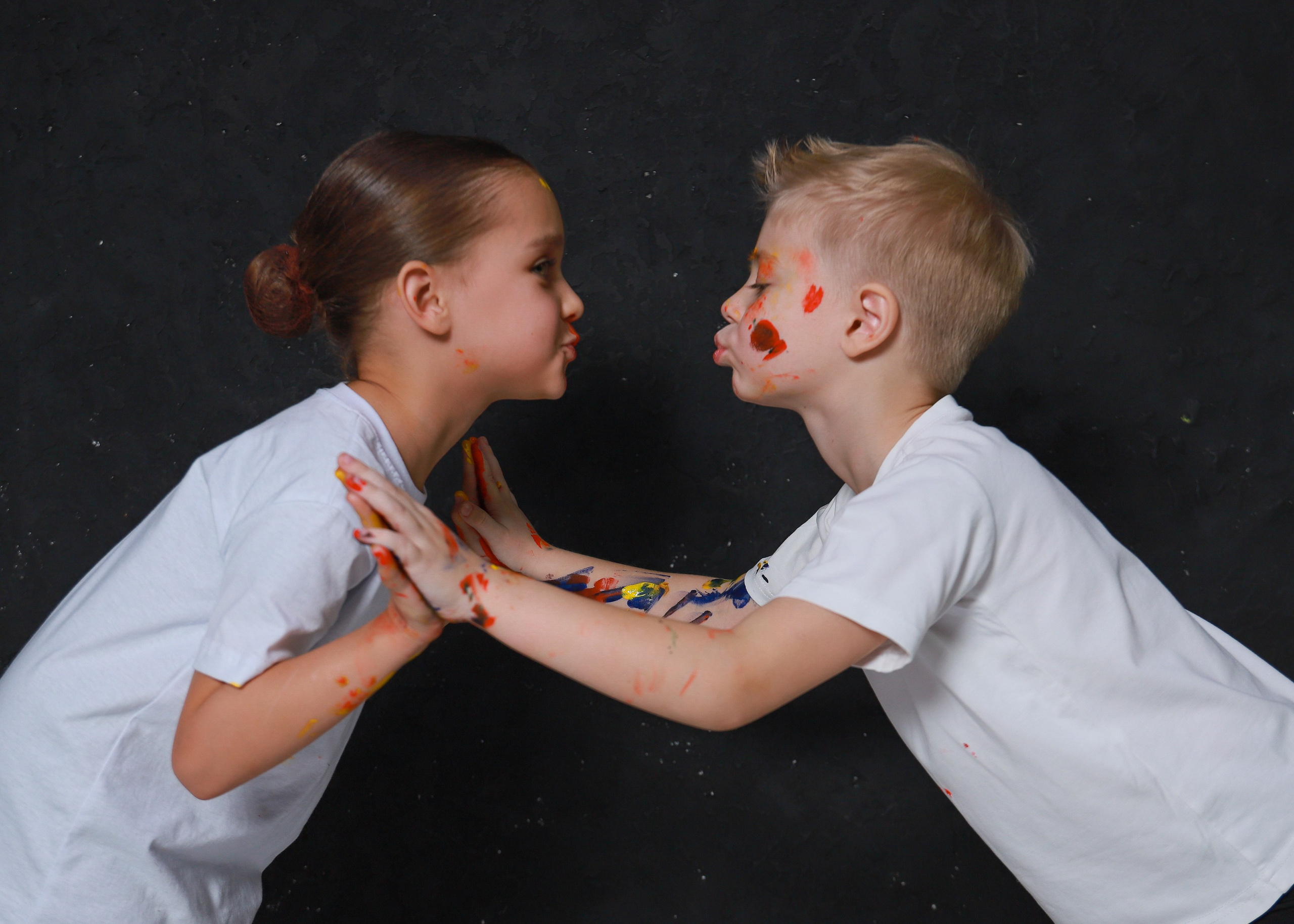 Младшие с красками. Фотограф Юлия Мальцева