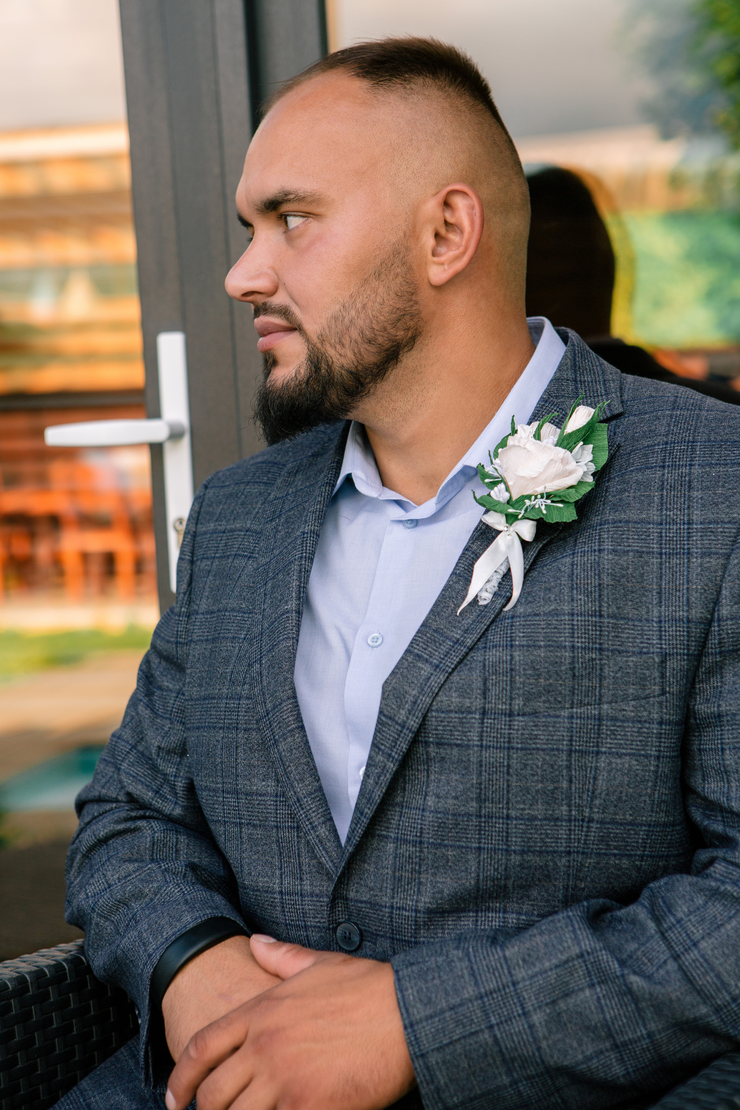 Свадебная бутоньерка на пиджаке у жениха