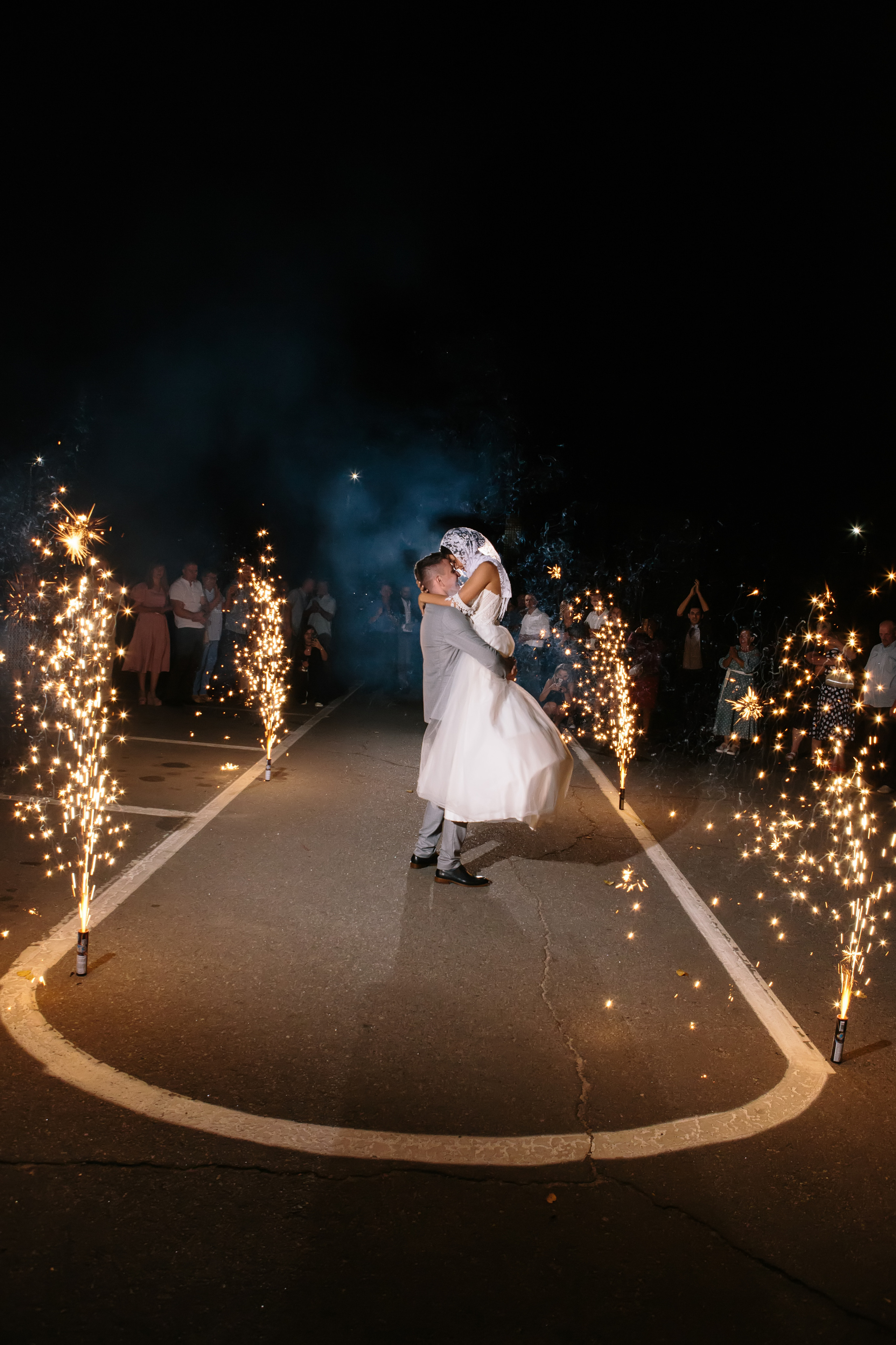 Танец жениха и невесты на фоне фейерверка 