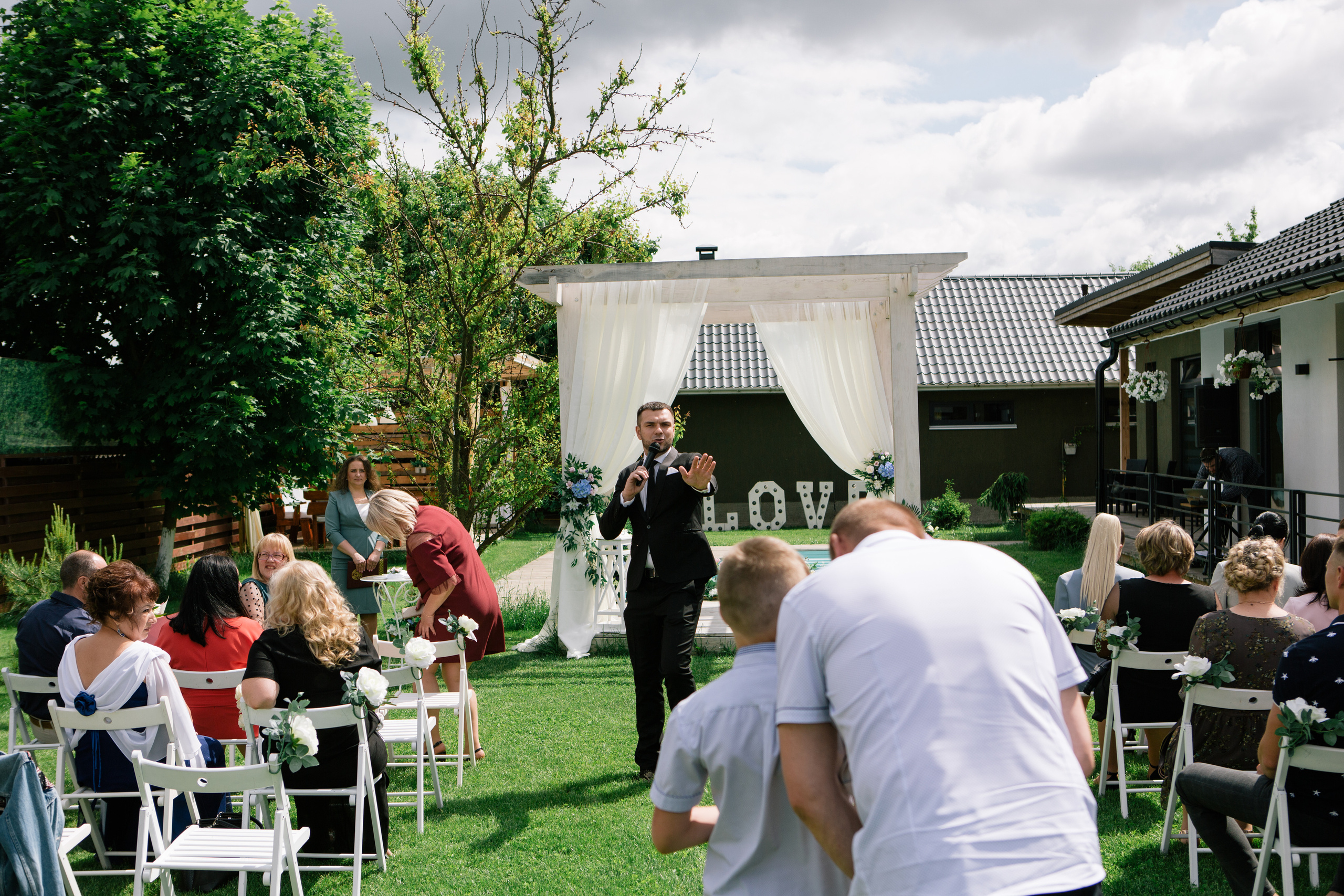 Веселый свадебный ведущий на церемонии регистрации брака