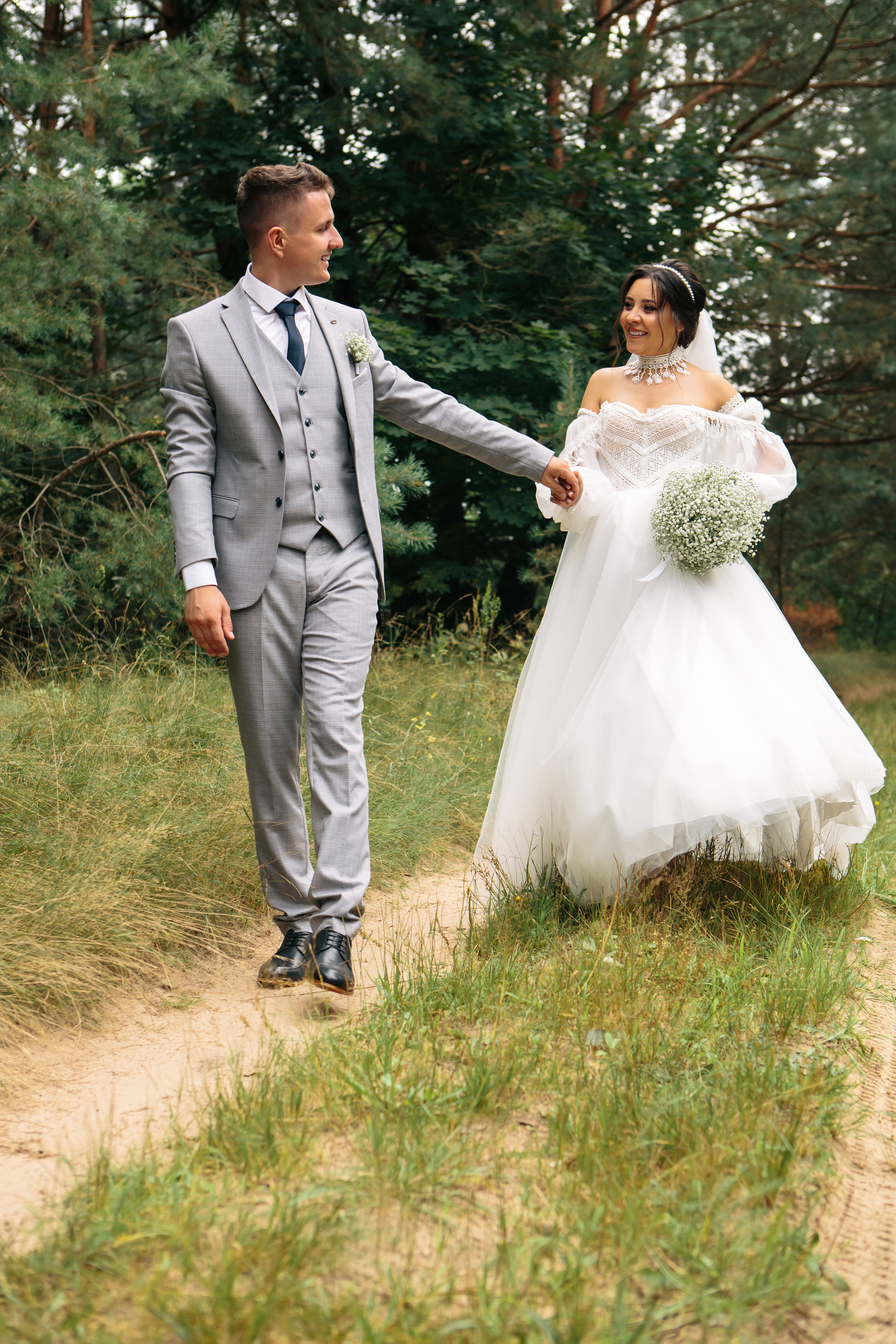 Прогулка жениха и невесты в лесу