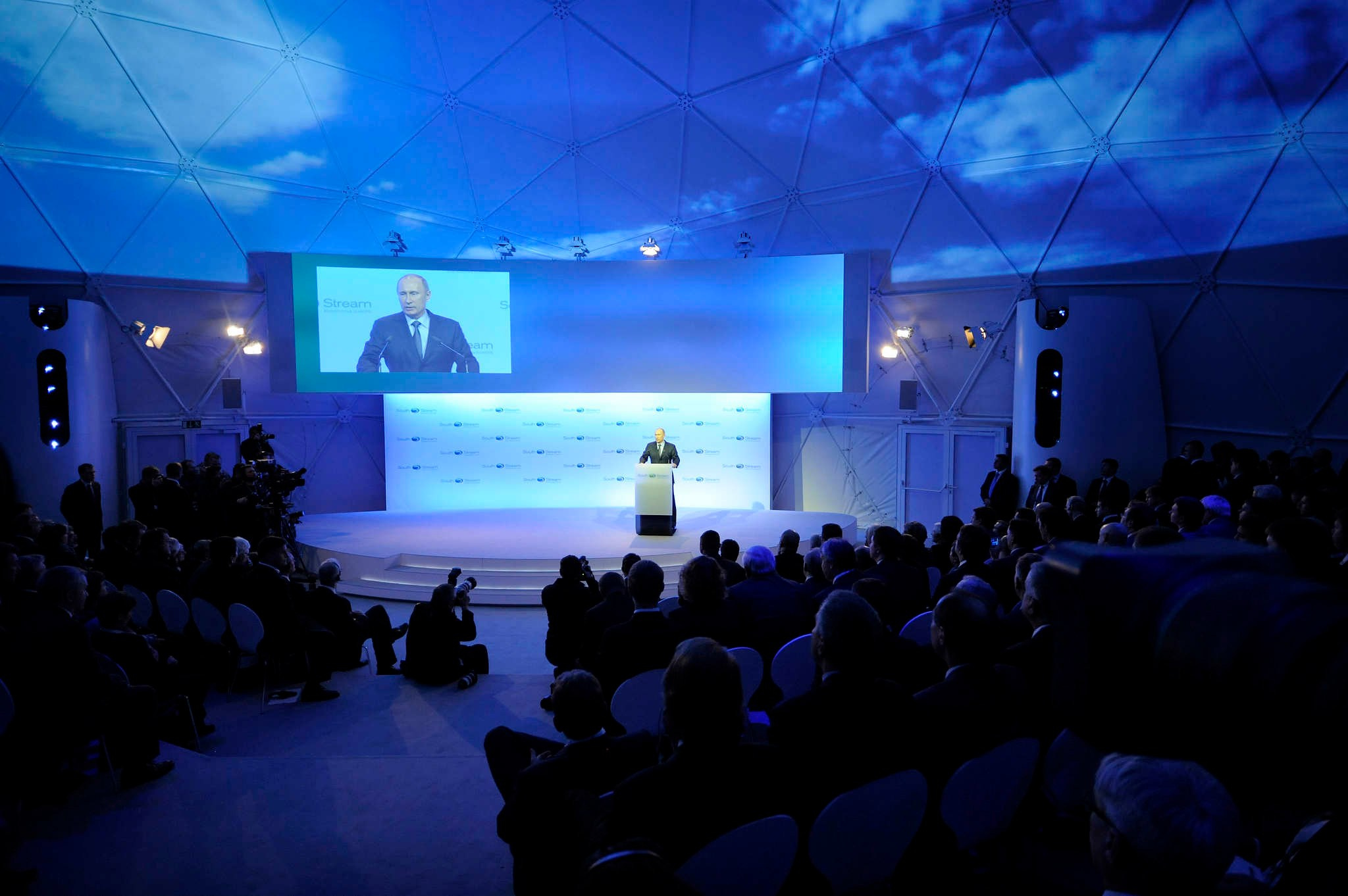 Владимир Путин выступает на церемонии открытия начала строительства газопровода "Южный поток" в Краснодарском крае в 2012 году. Съемка для AFP.