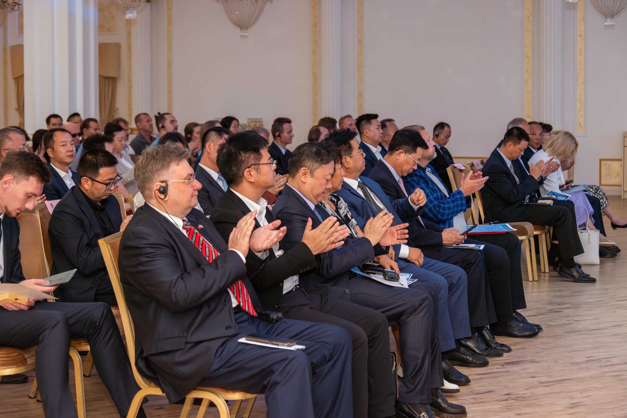 Репортажная фотосъемка для бизнеса, рекламные проекты, выставки, конференции. &nbsp;Стоимость:&nbsp; &nbsp; &nbsp;(7 000р./час)   (2 часа&nbsp;— 12 000р.)   (&nbsp;3 часа&nbsp;— 15 000р.)     (6 часов&nbsp;— 25 000р.)   (&nbsp;полный&nbsp; день 10 часов&nbsp;— 35 000р.)  Быстрая обработка фото   (Готовность фото от&nbsp;1 до&nbsp;4 дней)&nbsp;