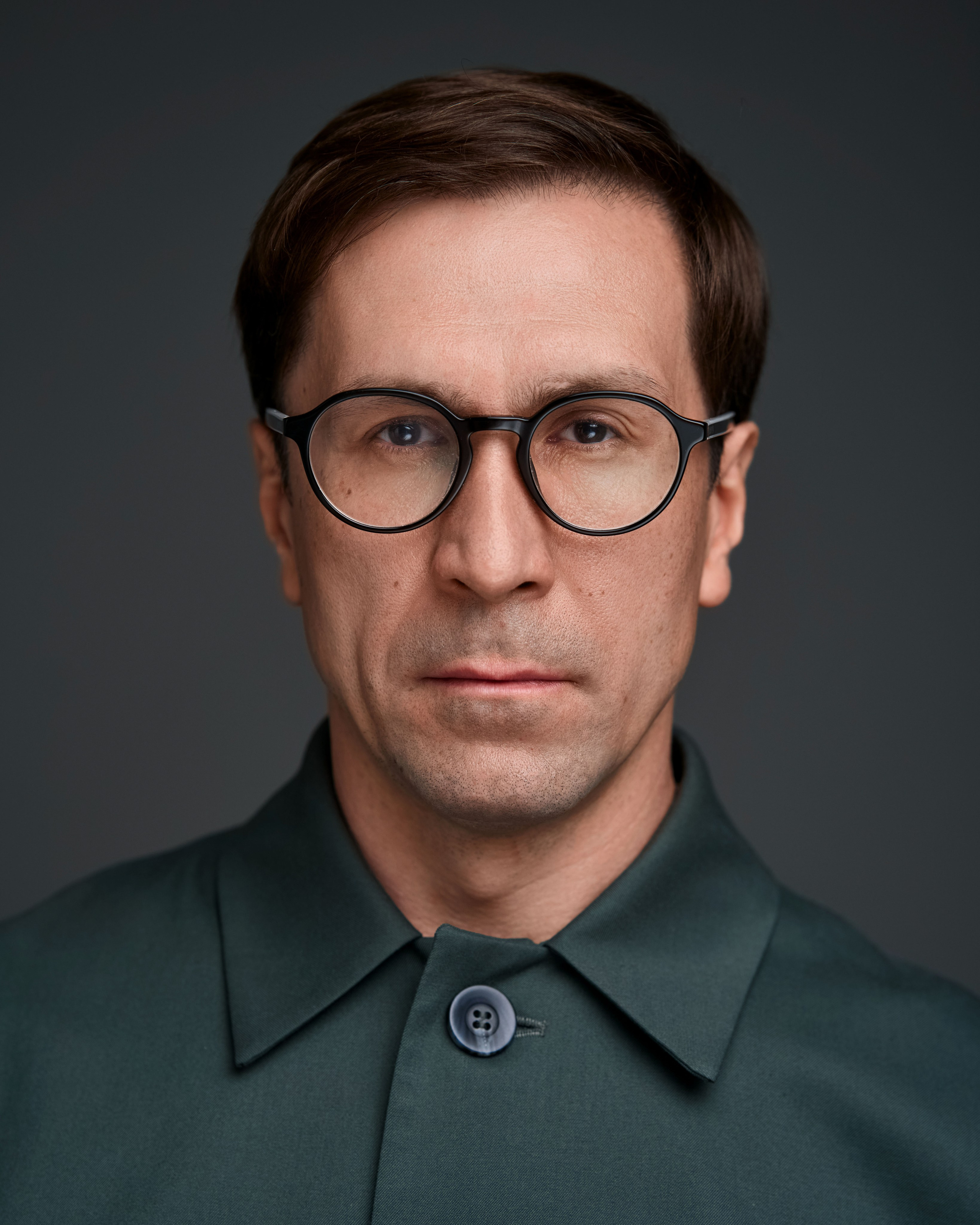 Актерское портфолио на сером фоне