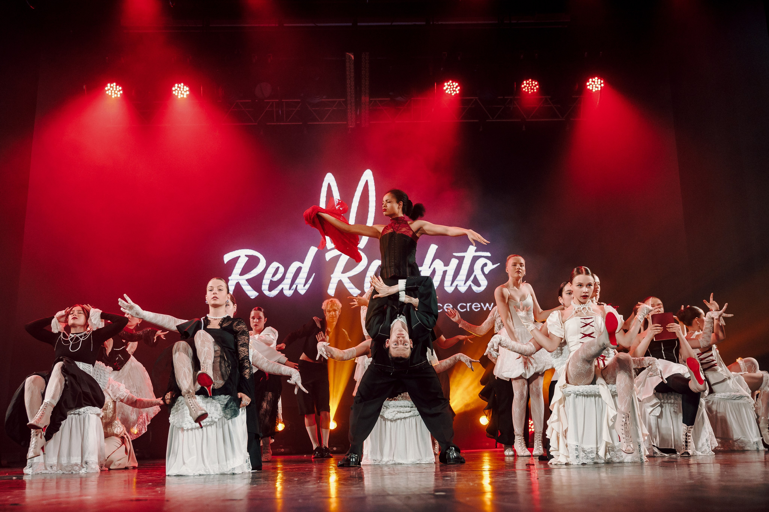 Отчётный концерт танцевальной школы «Red Rabbits» 2025. Лёшка Варзегов — фотограф