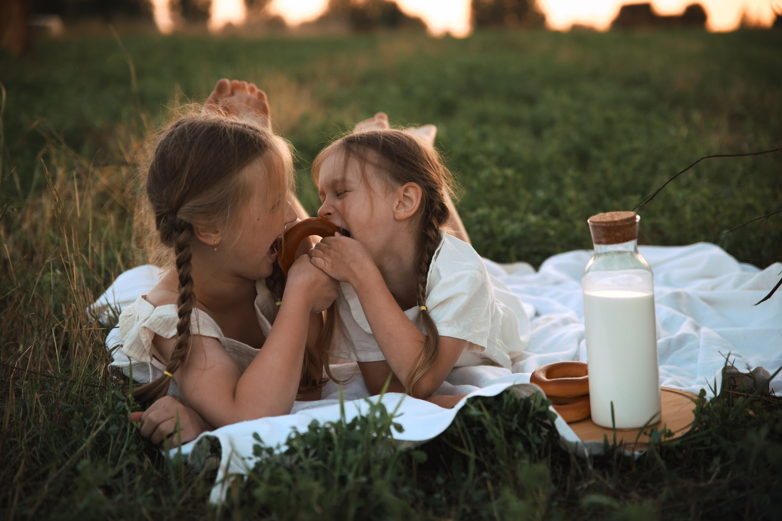 Фотосессия в поле летняя фотосессия в стогах. Фотограф Владимир Москва