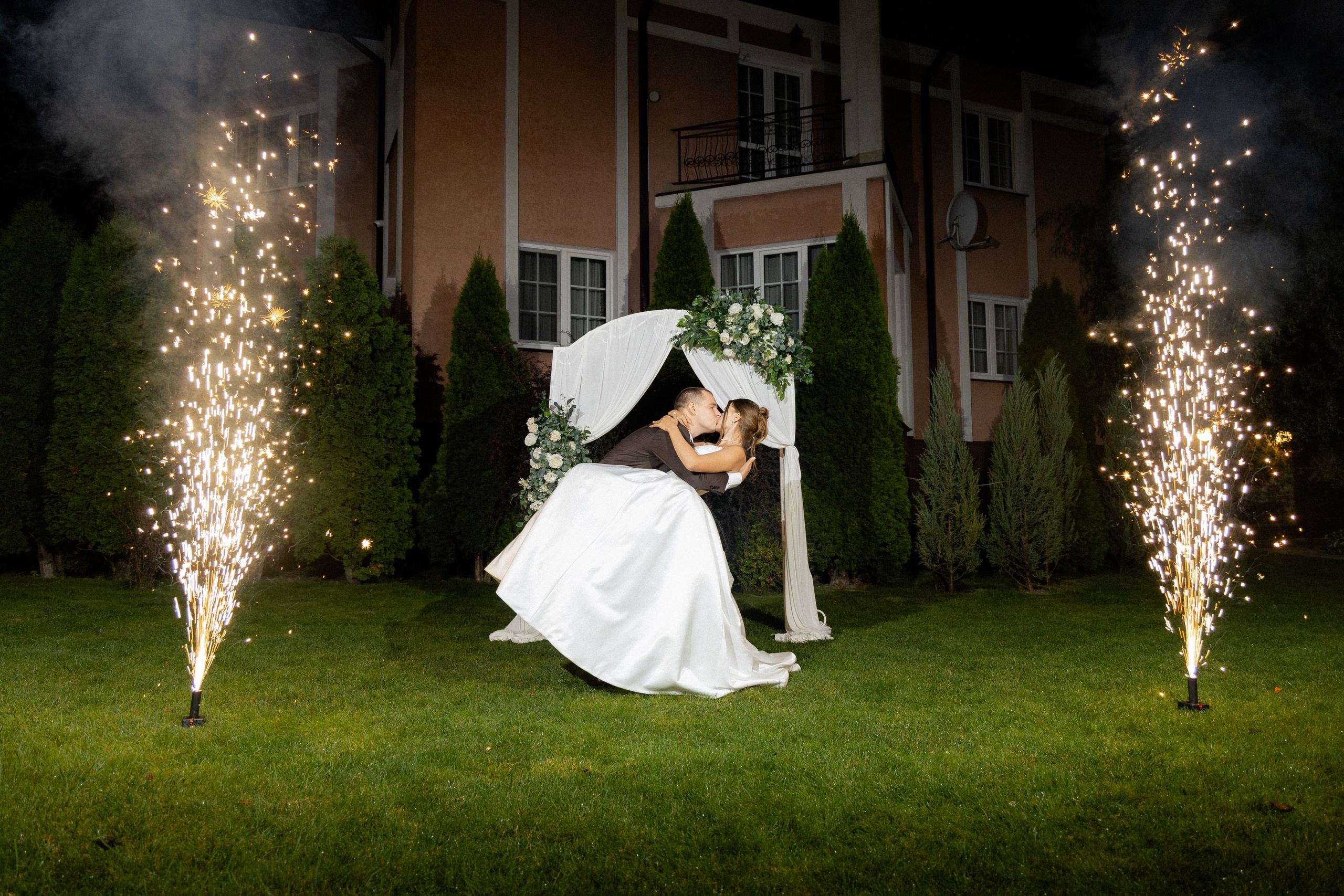 Свадебная фотосессия Анастасии и Игоря в Усадьбе Легенда. Свадебный фотограф в Минске/Беларуси Сергей Спиридонов