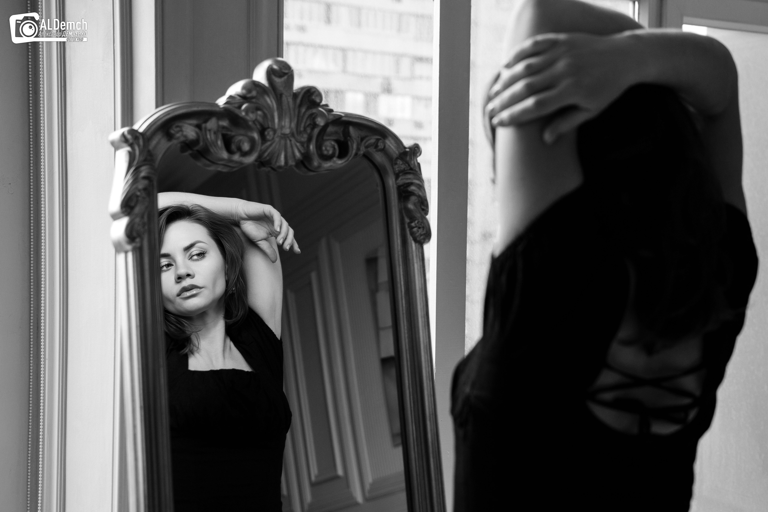 Фотосессия девушки в чёрном платье в фотостудии в Москве