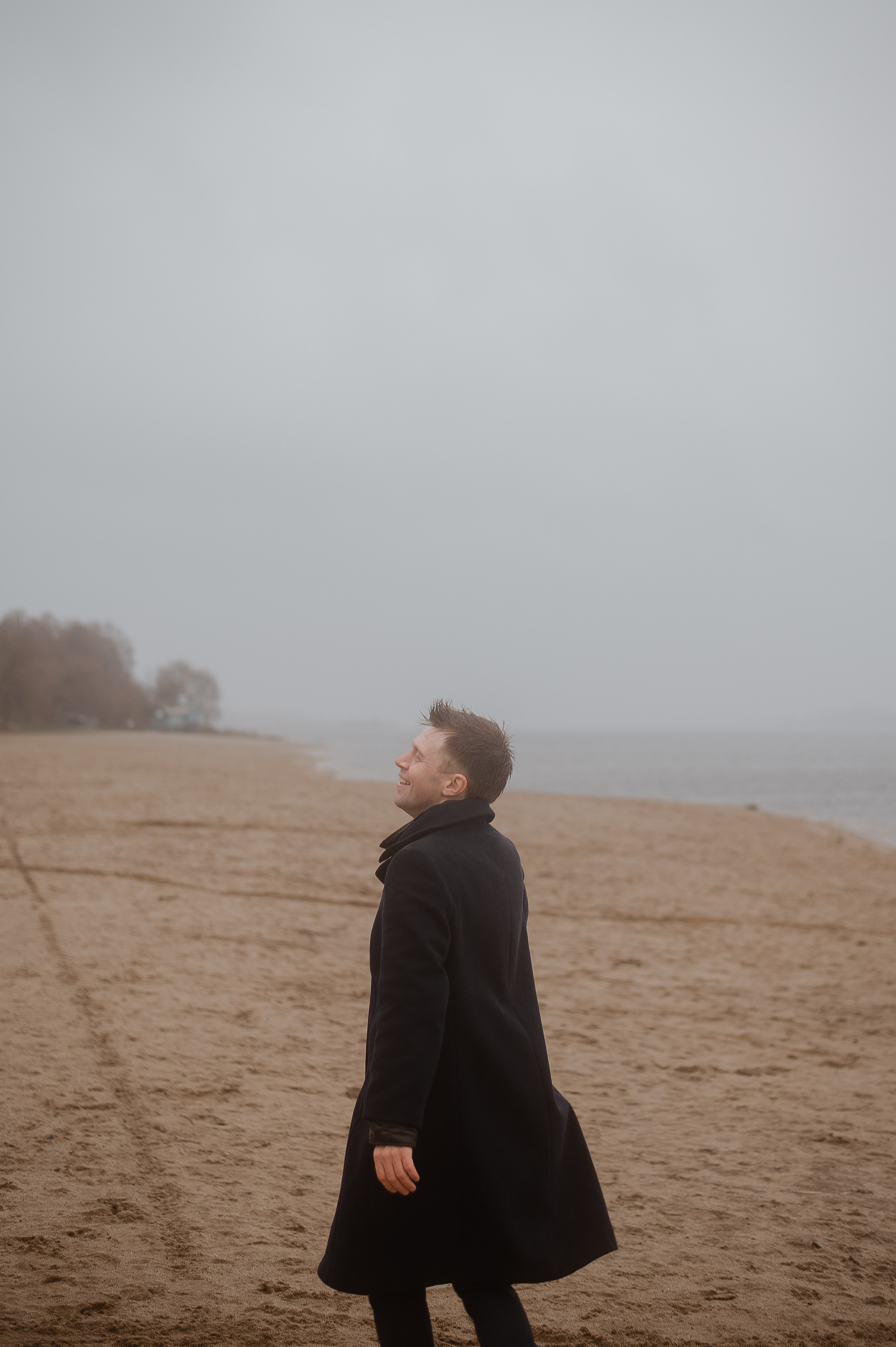 Арсений, пасмурная вода в осени. Свадебный фотограф в Ярославле Денис Медоваров