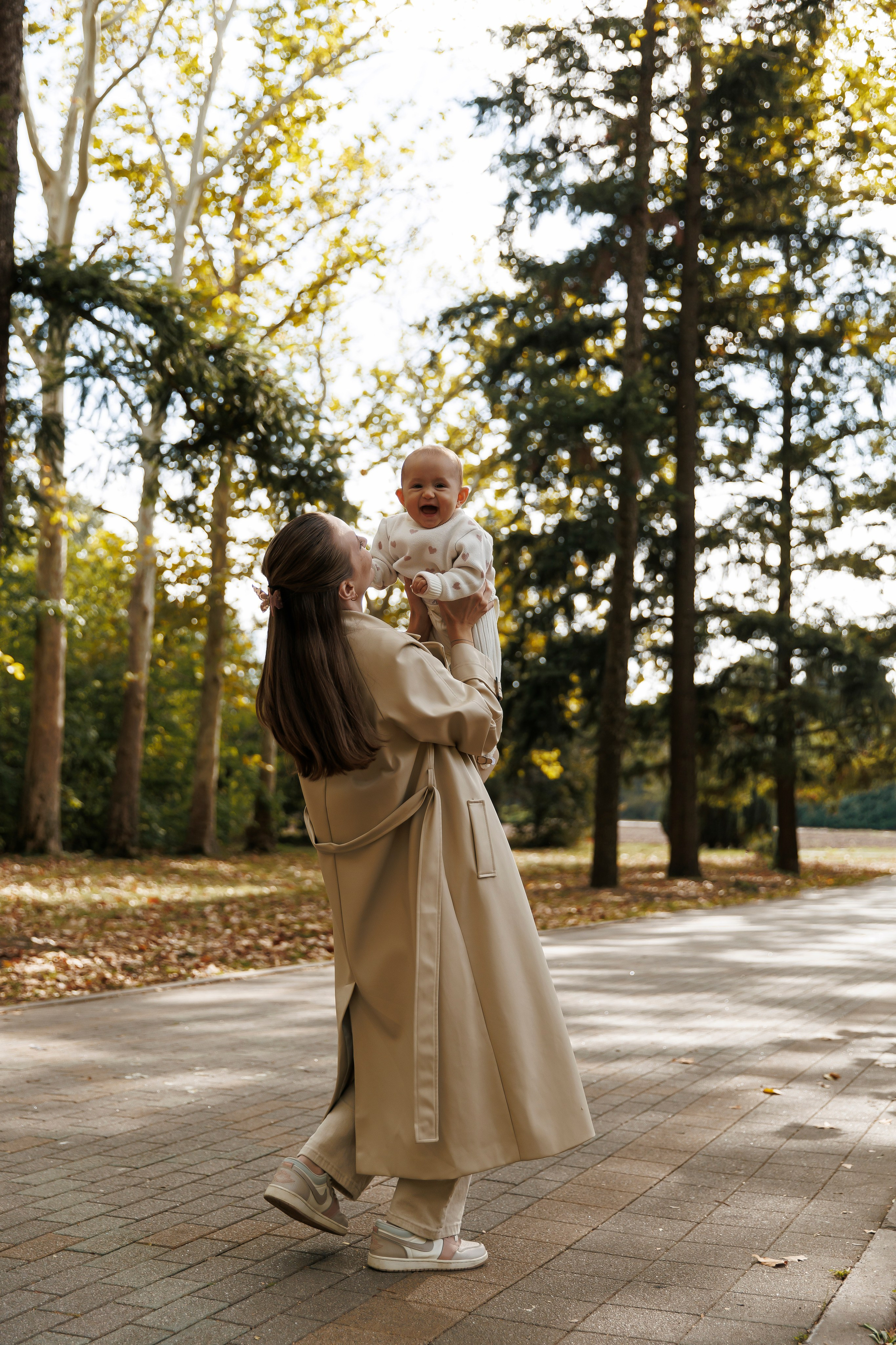 «Embracing Autumn: A Family Adventure Amidst Golden Leaves»
