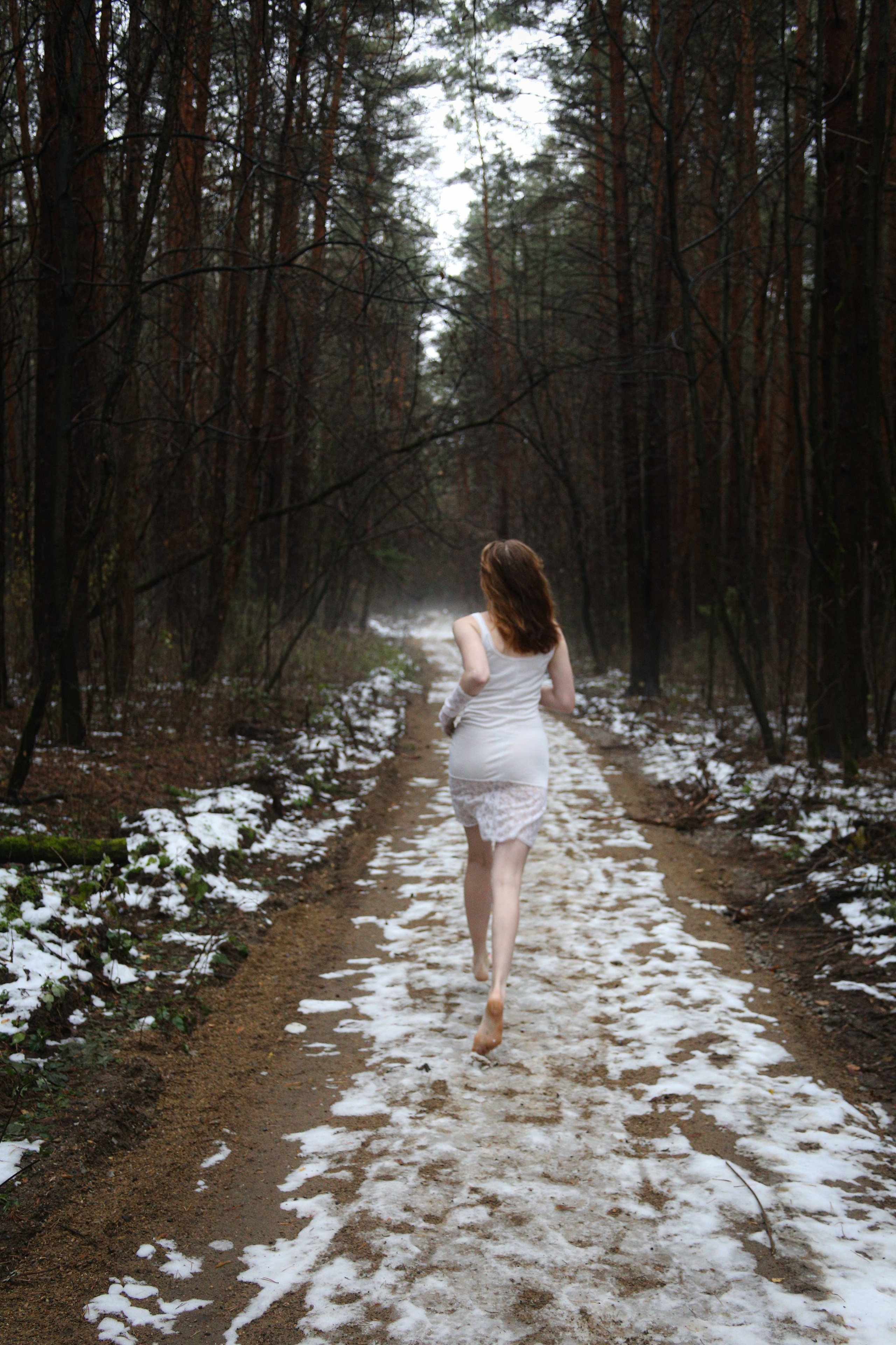 Полина на снегу босиком. Фотограф Пермь. Фотосессия в фотостудии Перми и на свежем воздухе