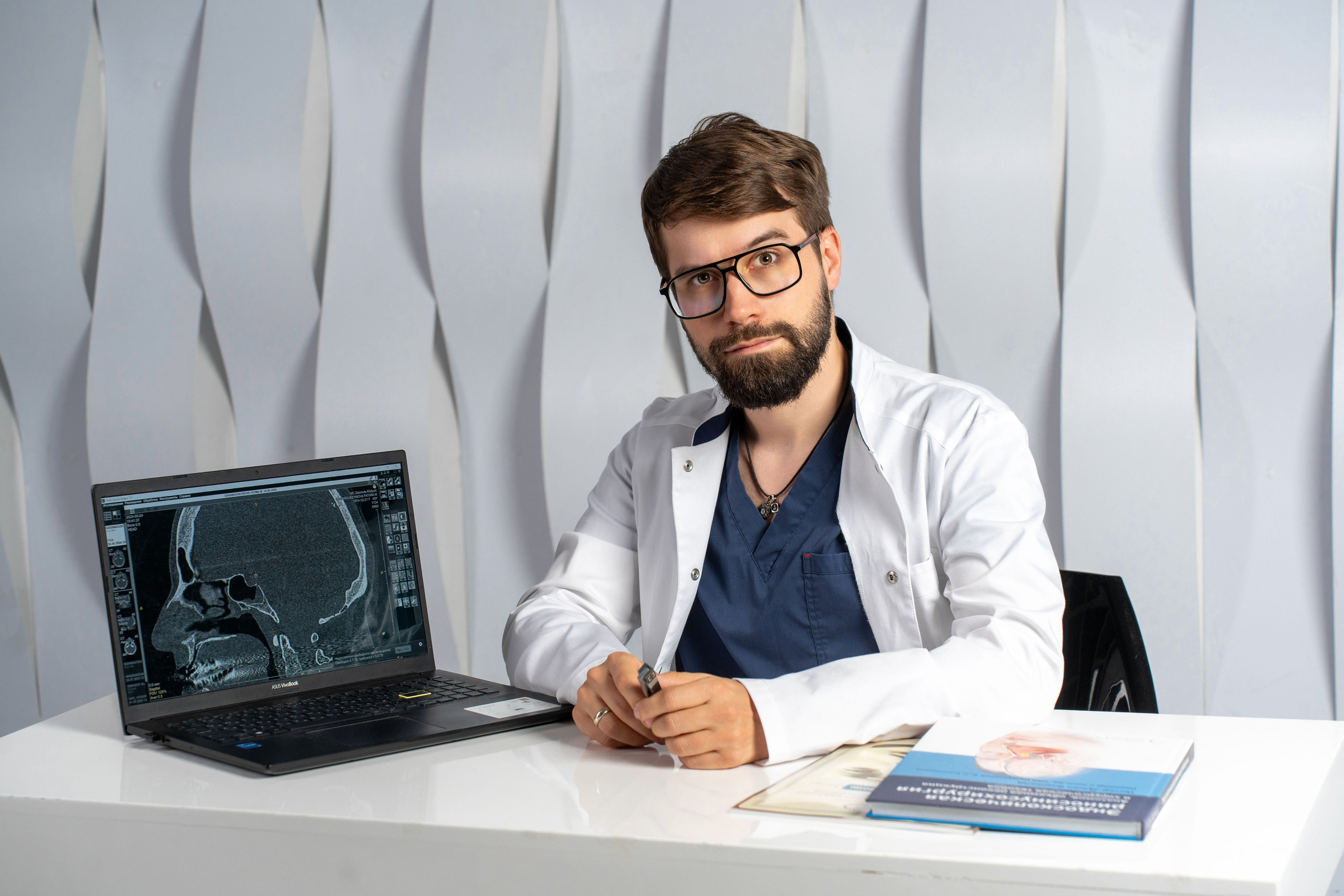 Фотосессия для лор врача в фотостудии в Москве