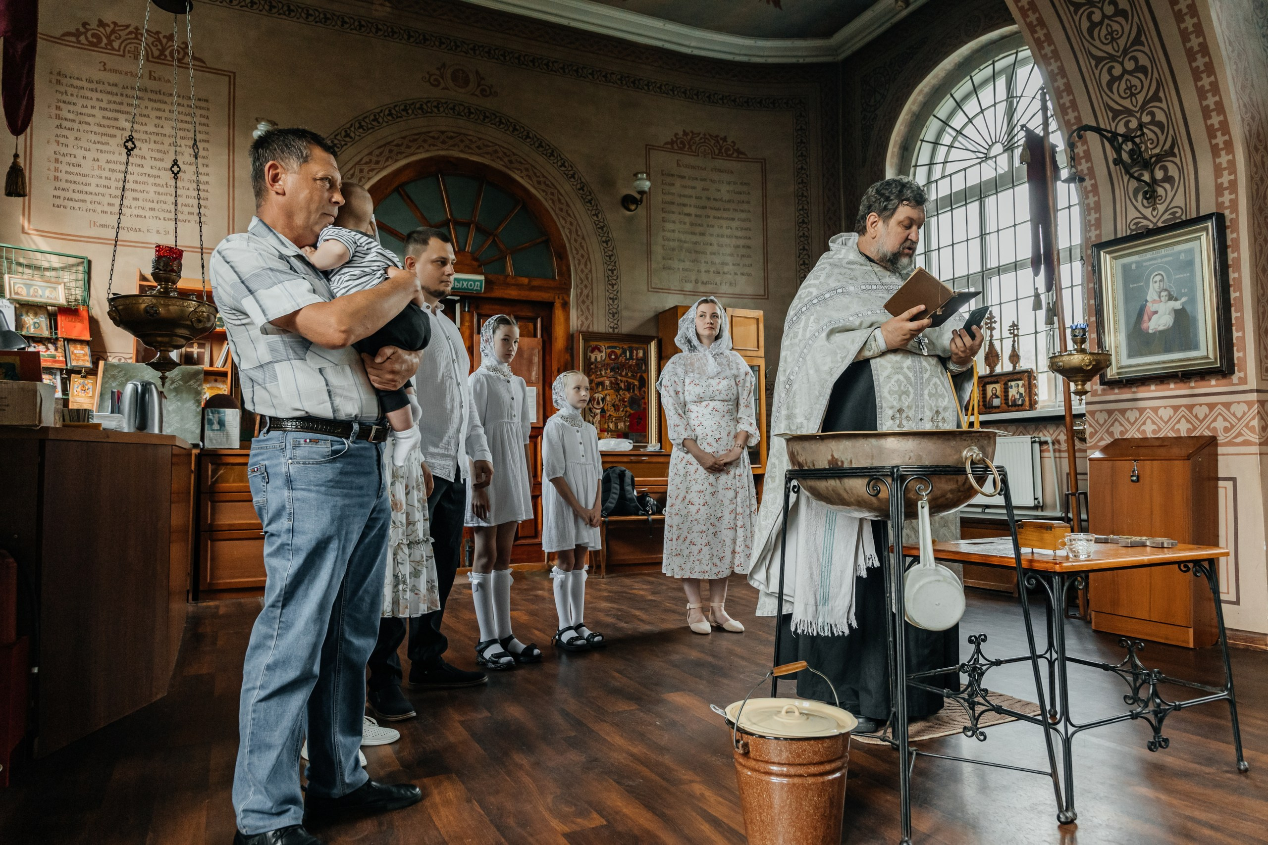 Малыш Леон на крещении в храме, отец Михаил