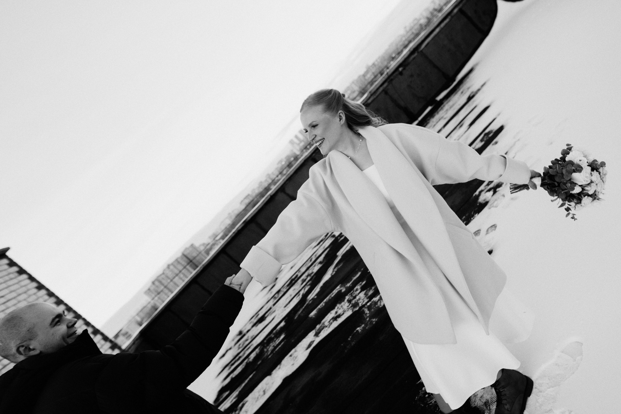 Свадебная пара на крыше девятиэтажного дома, панорама города Тюмень