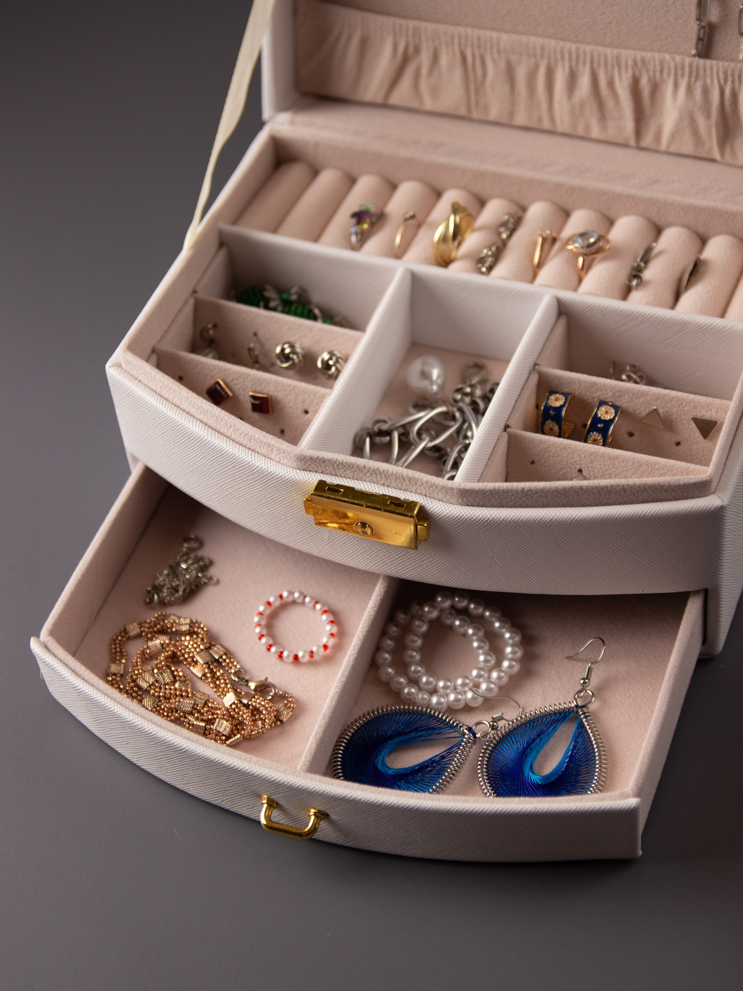 Шкатулка на сером. Александр Стряпунин — предметный фотограф в Улан-Удэ