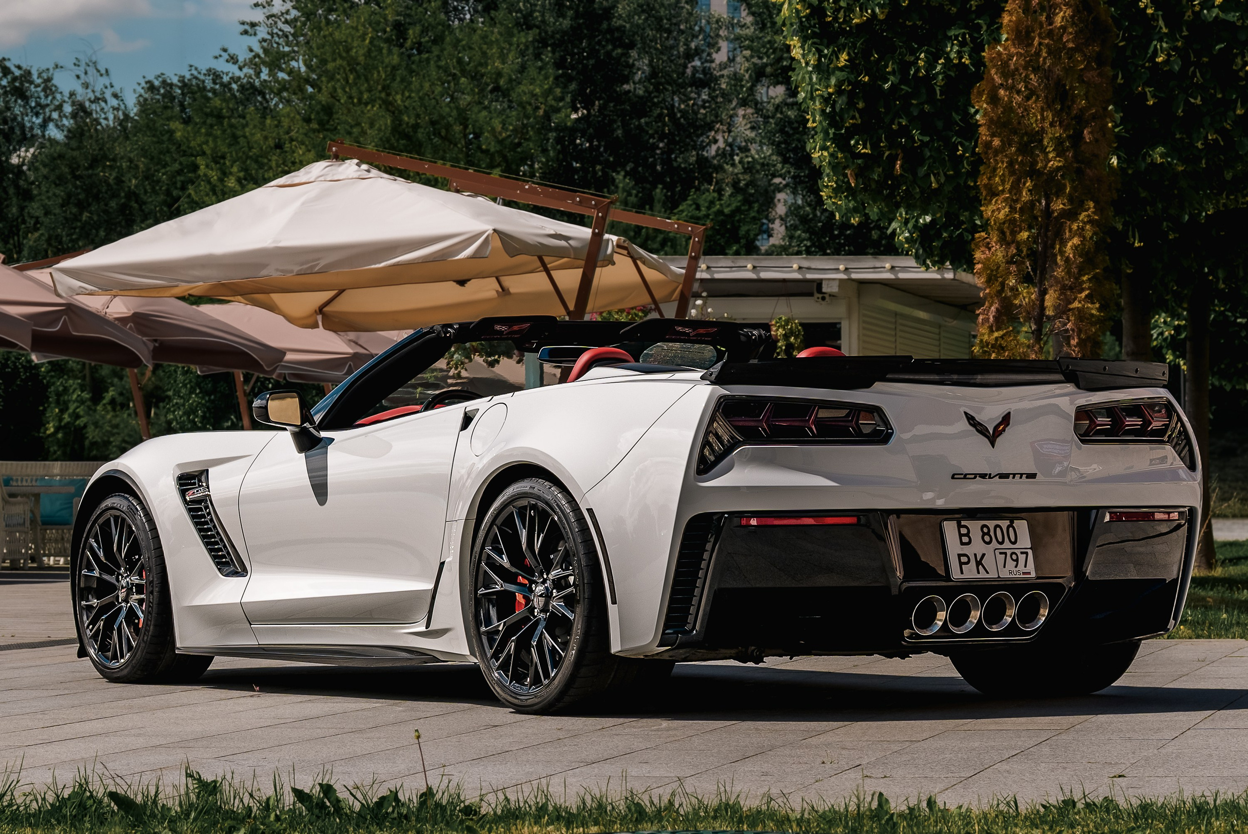 Chevrolet Corvette C7 Convertible белого цвета, задний ракурс