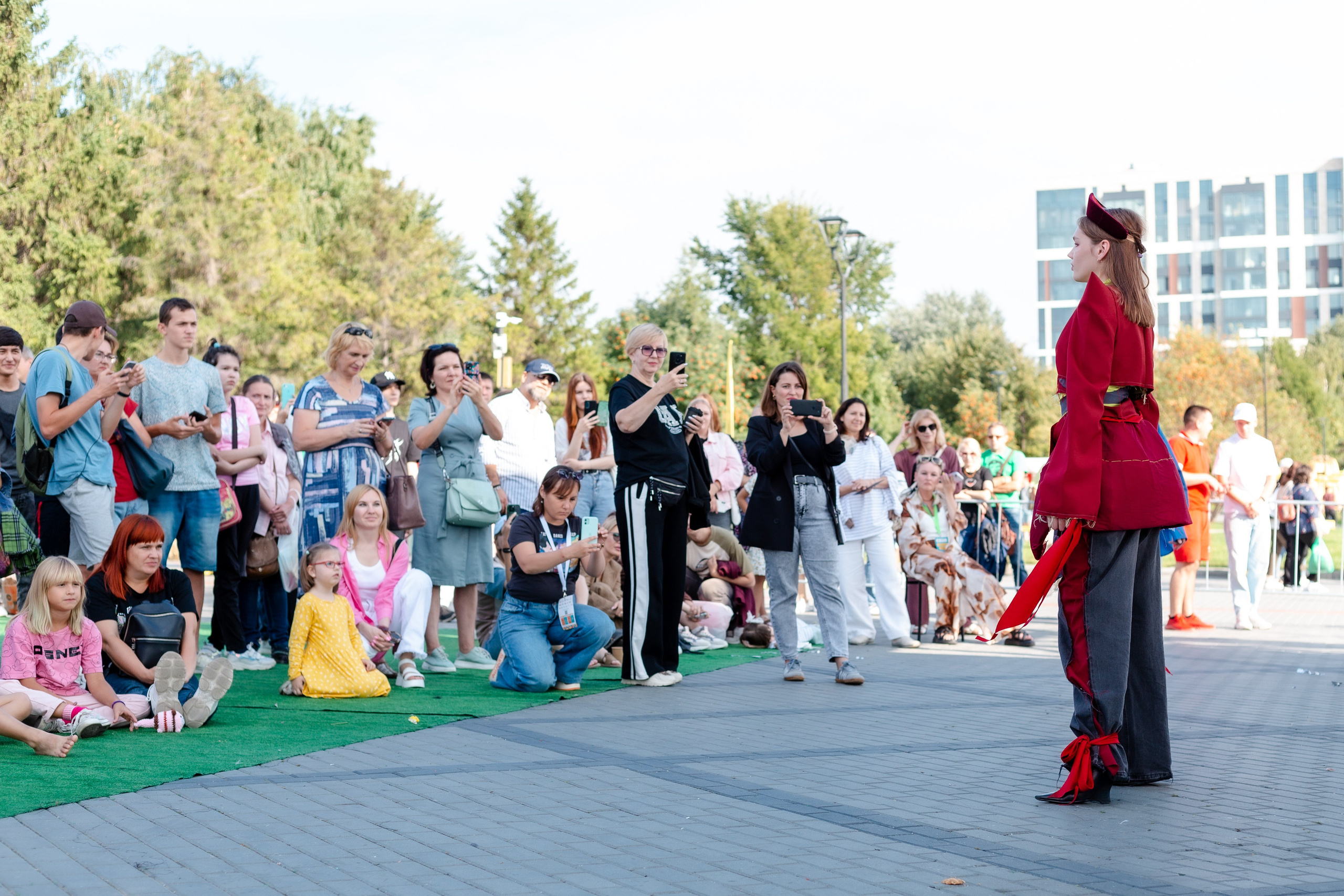 Модельный показ на набережной. Портретный и репортажный фотограф. Мыльников Илья