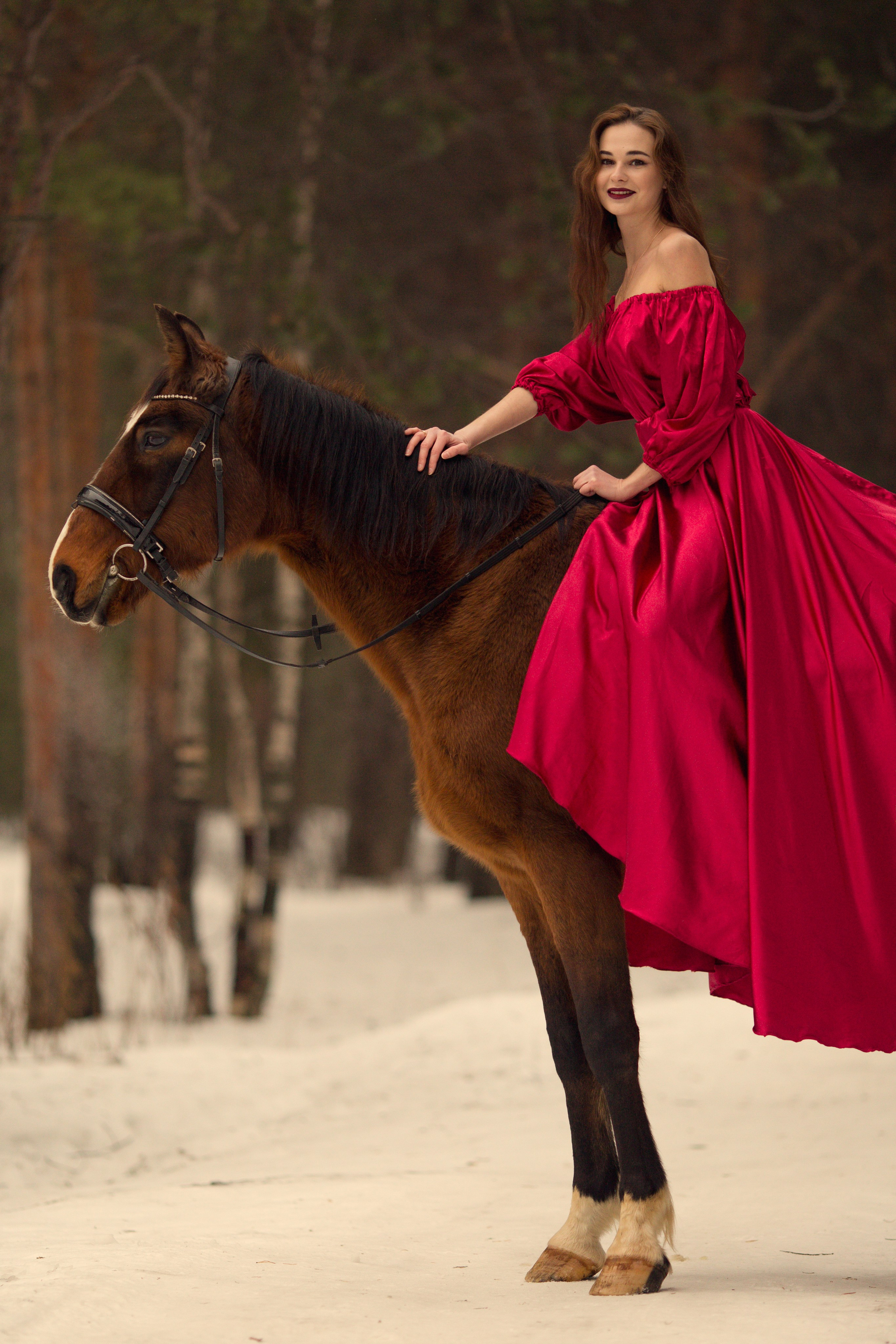 Фотосессия с лошадью в красном платье