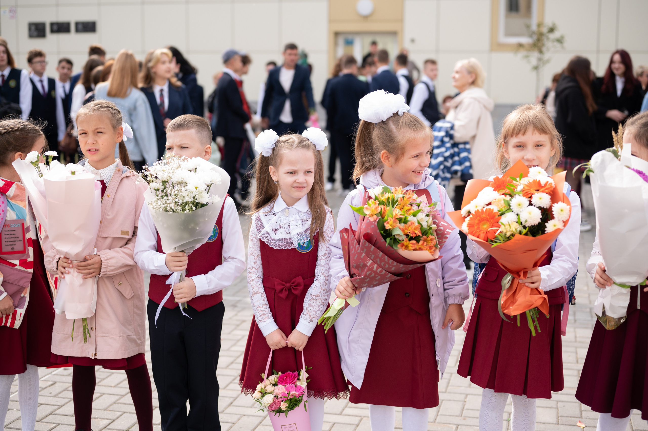 1 сентября 16 гимназия 2 класс (линейка + в классе+ на улице). Фотограф новорожденных, семейный детский в Тюмени Татьяна Морозова