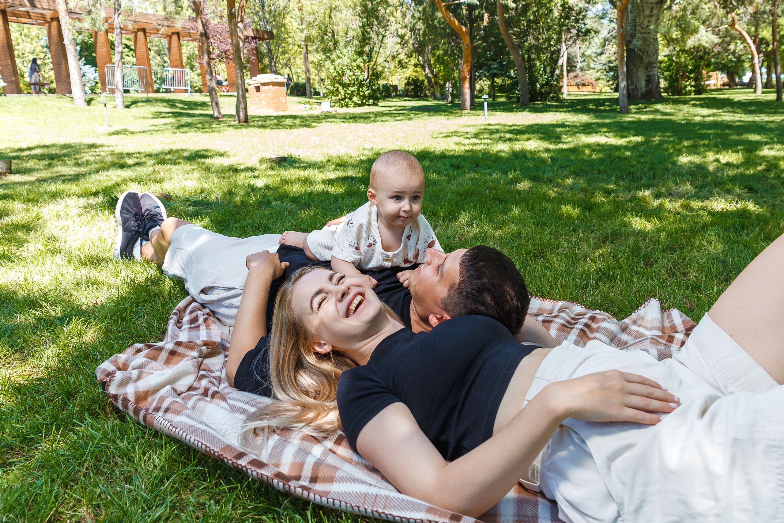 Марку 1 год и он проводит время с родителями в парке. Событийный фотограф Максим Бескоровайновнов