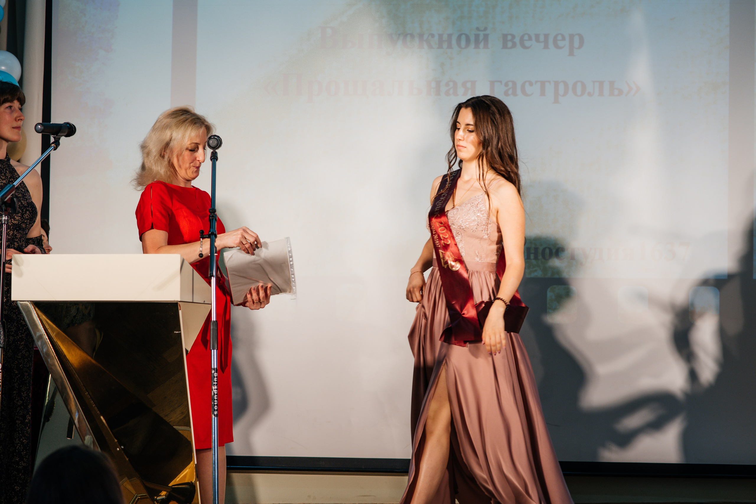 Вручение аттестатов. Выпускные альбомы в Подольске Москве и МО