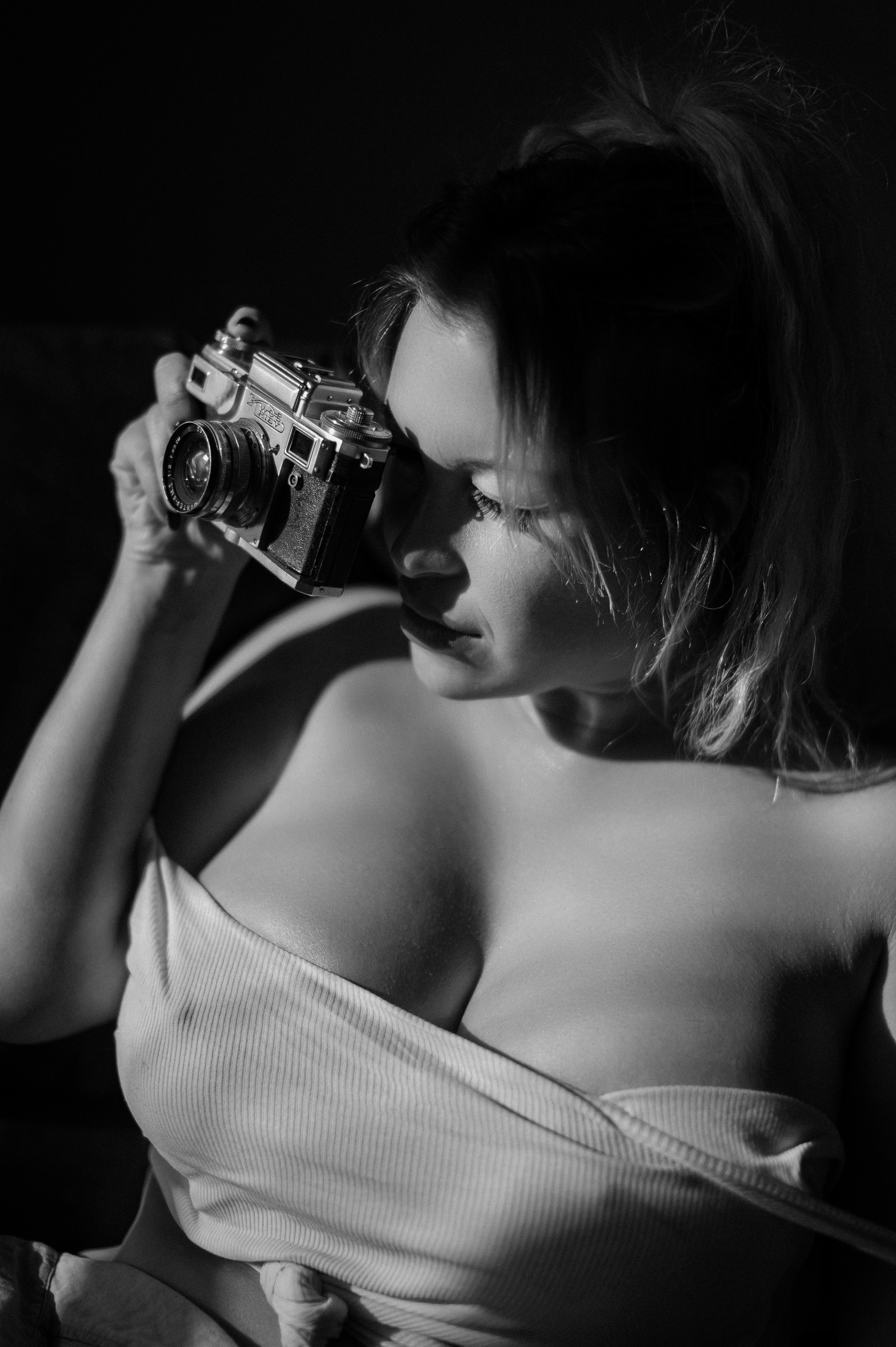 Профессиональная эротическая фотосессия в фотостудии с ретушью и обработкой фото в черно-белом стиле.