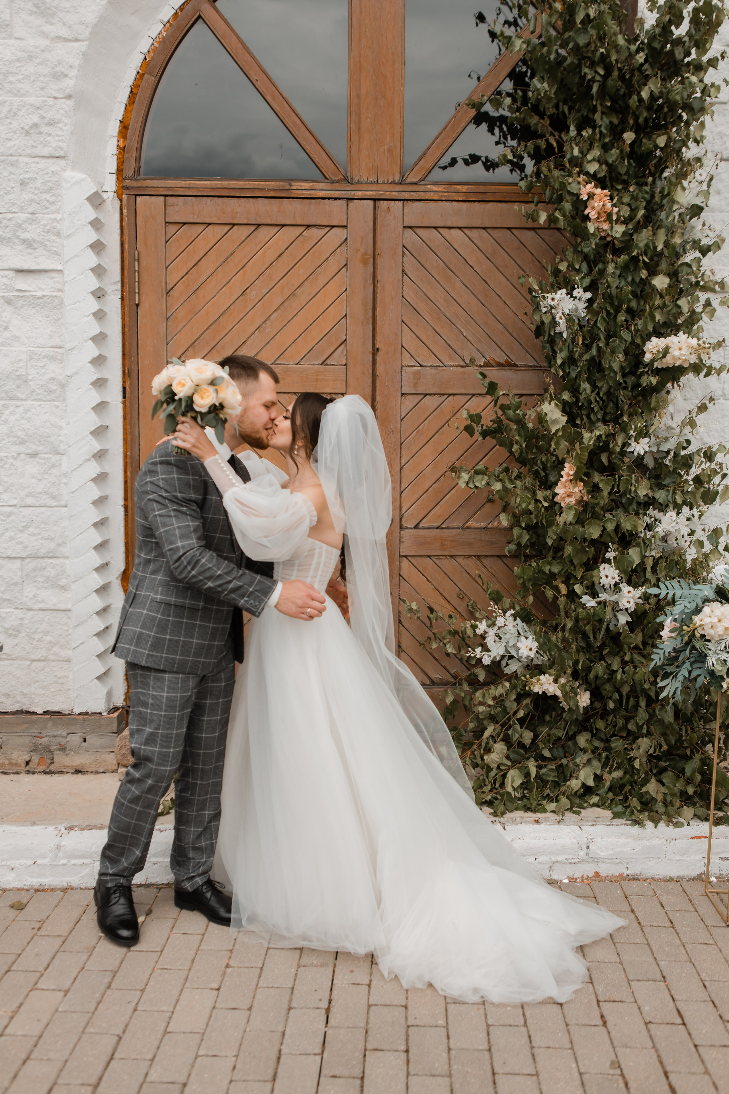 Свадебная фотосессия Сергея и Татьяны. Наша свадебная сказка. Видеосъемка и фотосъемка свадеб. Фотограф и оператор на свадьбу. Видеосъемка подкастов, собственная видео-фотостудии. Предметная фотосъемка