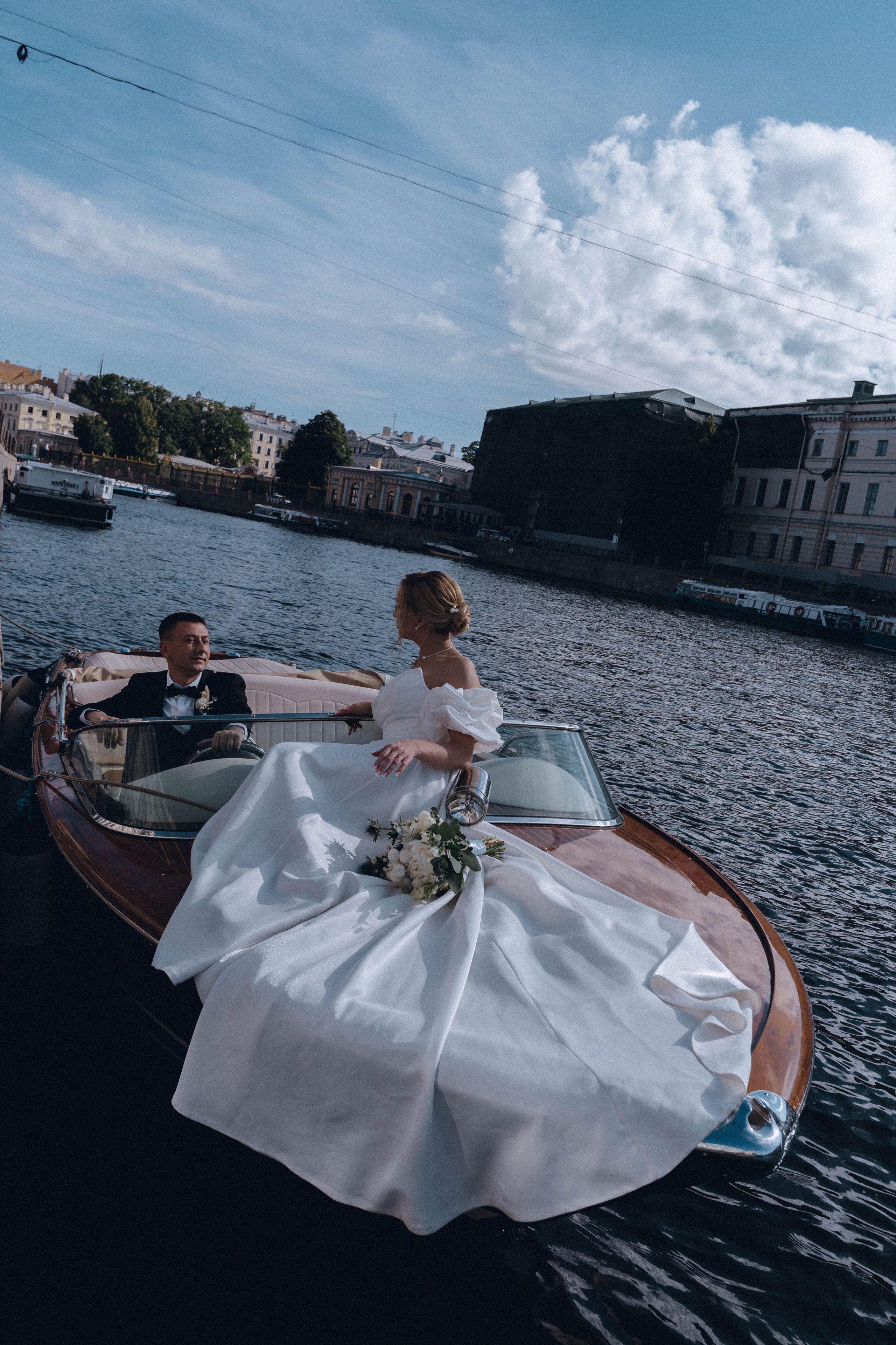 СВАДЕНБНАЯ СЬЕМКА НА КАТЕРЕ ПО КАНАЛАМ САНКТ-ПЕТЕРБУРГА И В АКВАТОРИИ НЕВЫ. Профессиональный фотограф, Санкт-Петербург — Виктория Богомолова