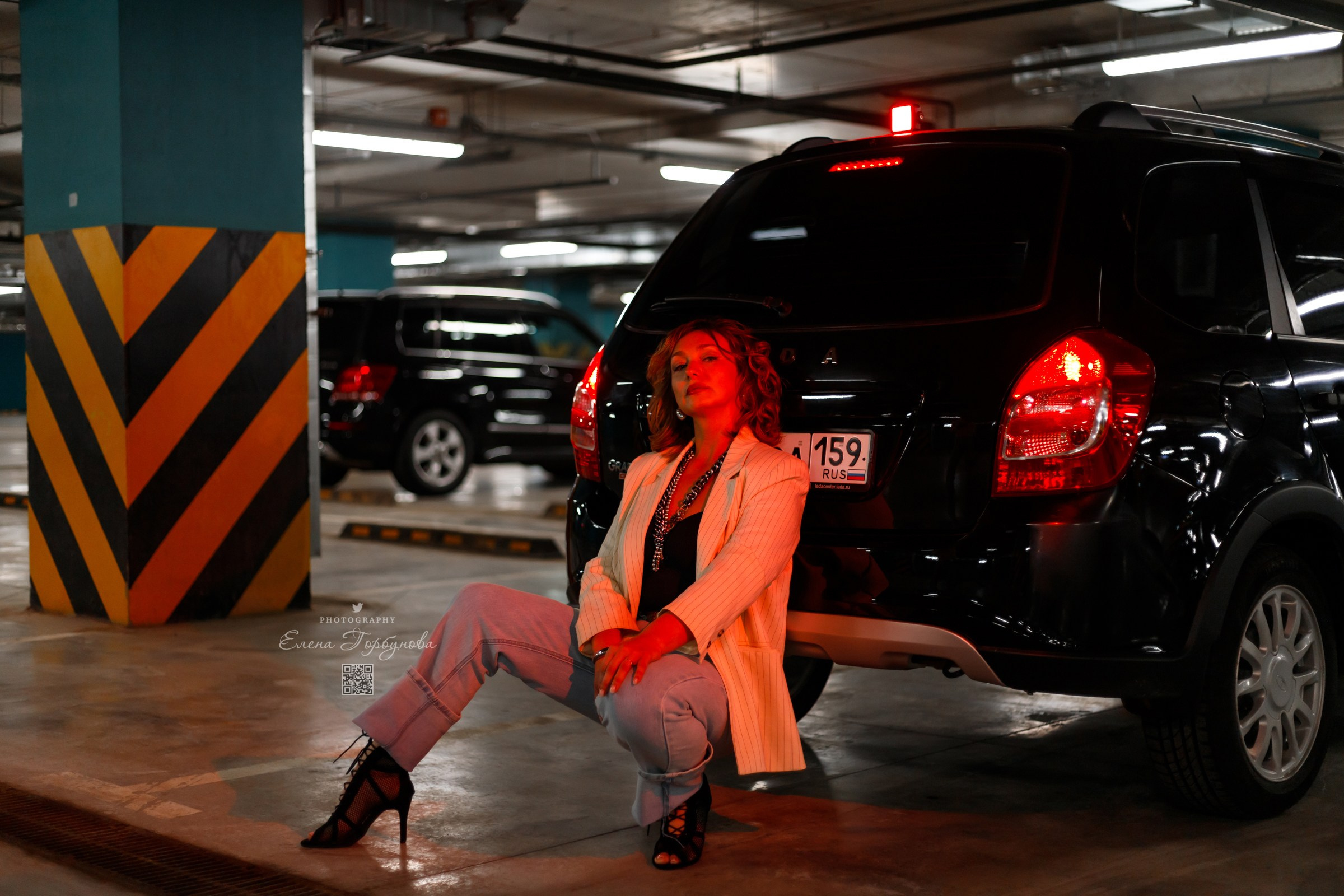 Красный свет. Татьяна. Июнь 2025. Фотограф Пермь. Свадьбы. Семья и дети, школа, д. сад. Фотокниги