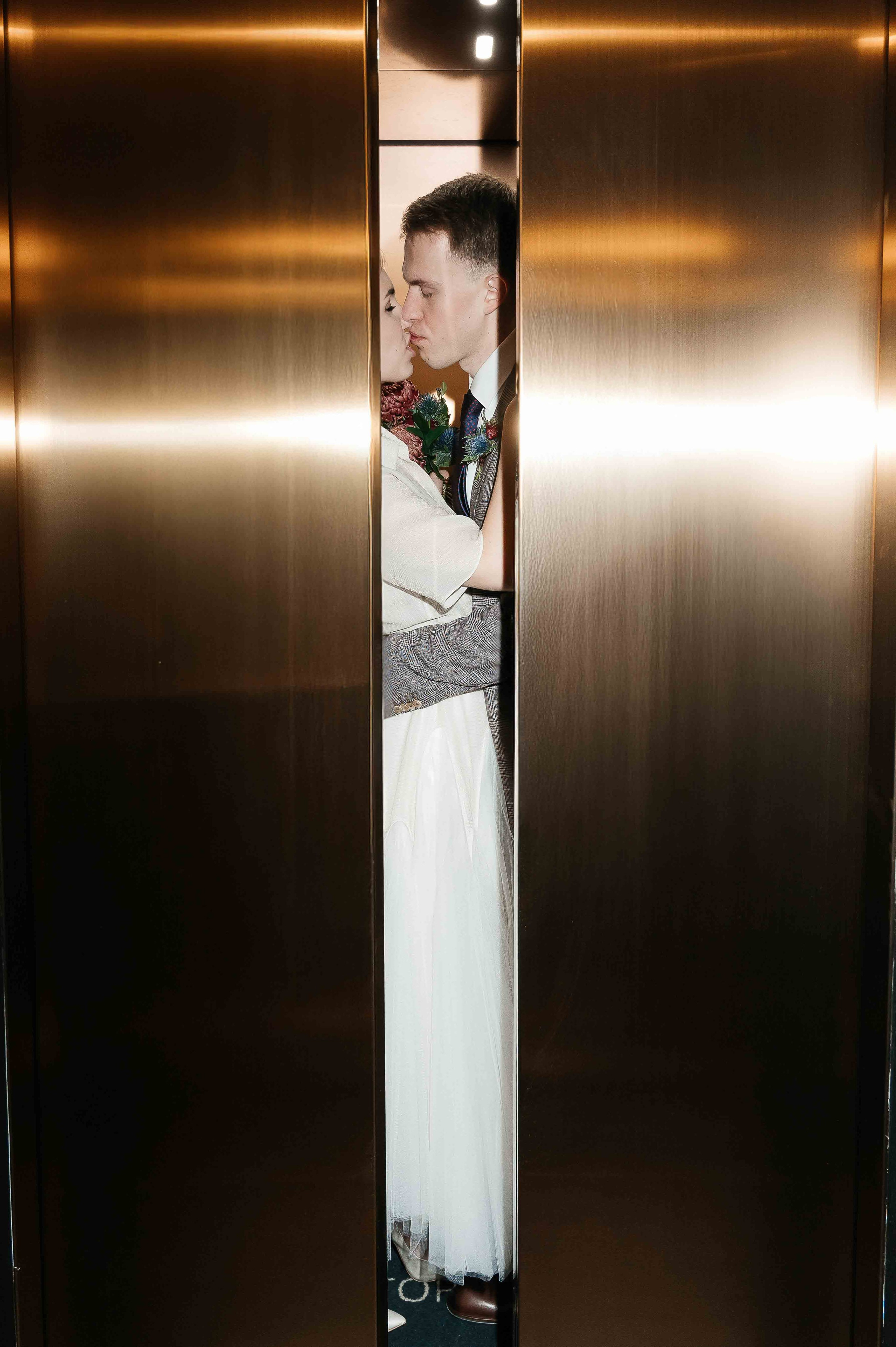 Утро невесты в гостинице. Свадебный и семейный фотограф в Котласе Никита Попов