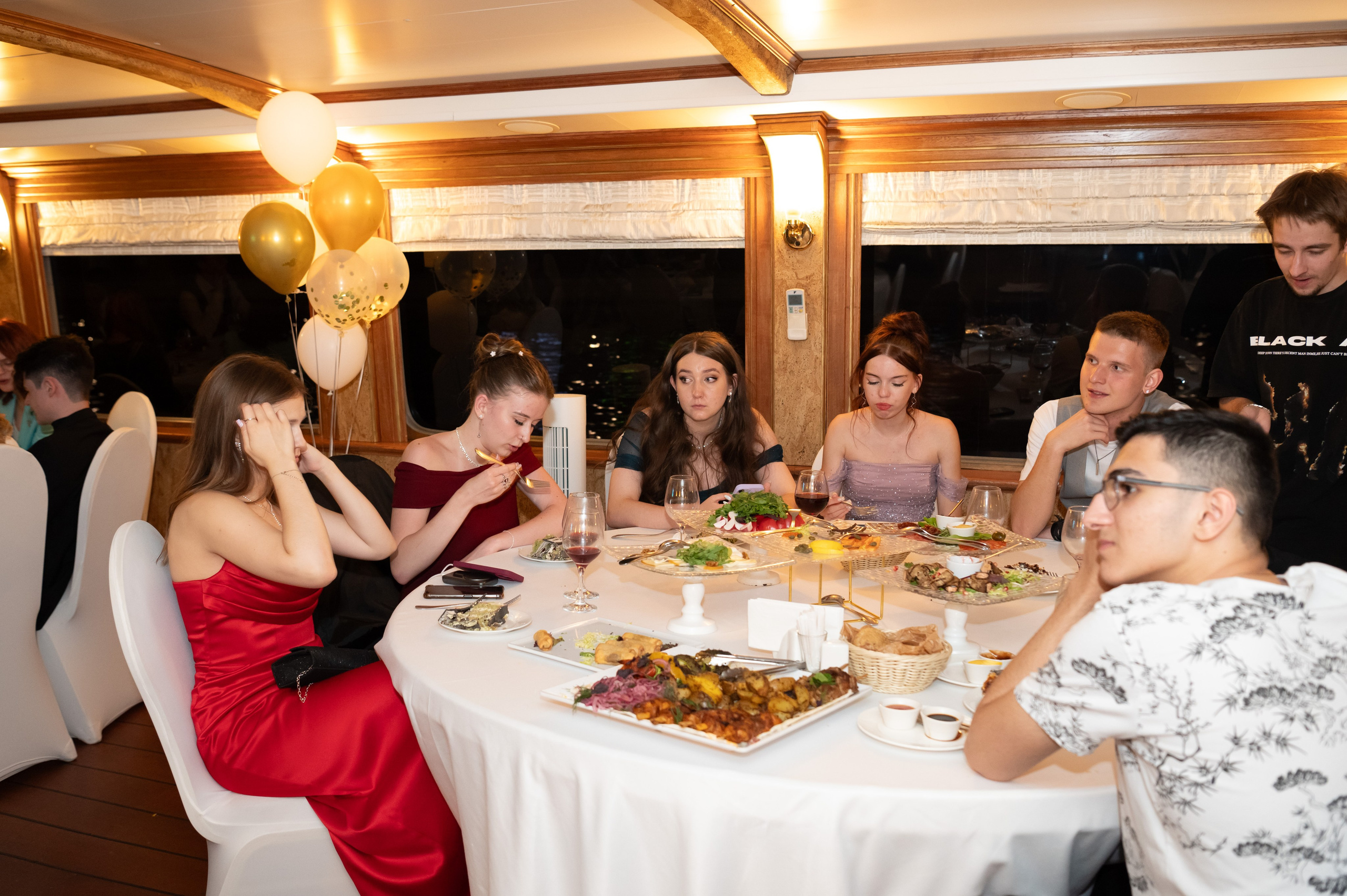 Выпускной вечер 11 класс на теплоходе. Детский и семейный фотограф г. Москва Оксана Катаджи