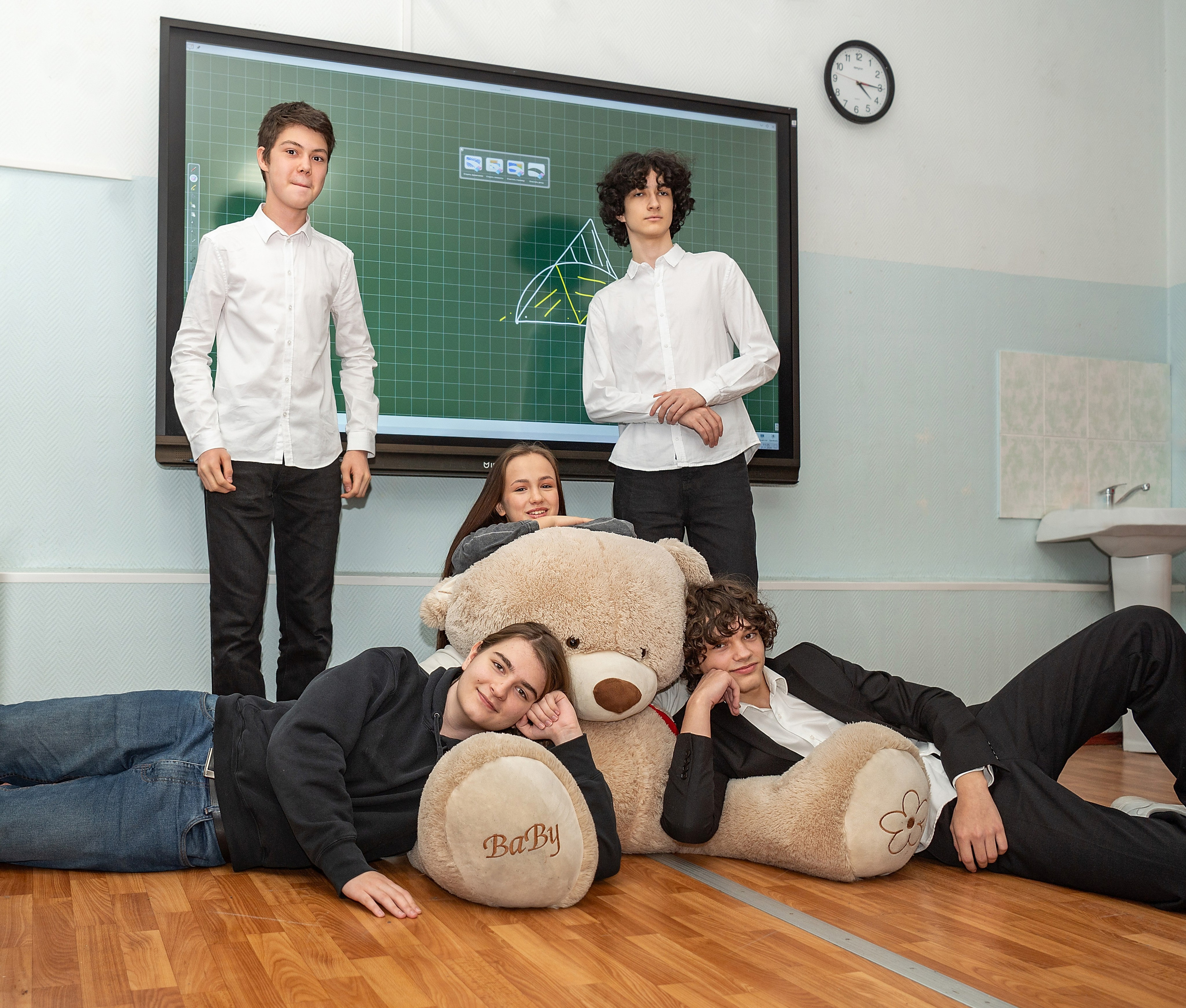 Фотосессия в классе и на территории школы. 9-М класс Школа 1568. Детский и семейный фотограф г. Москва Оксана Катаджи