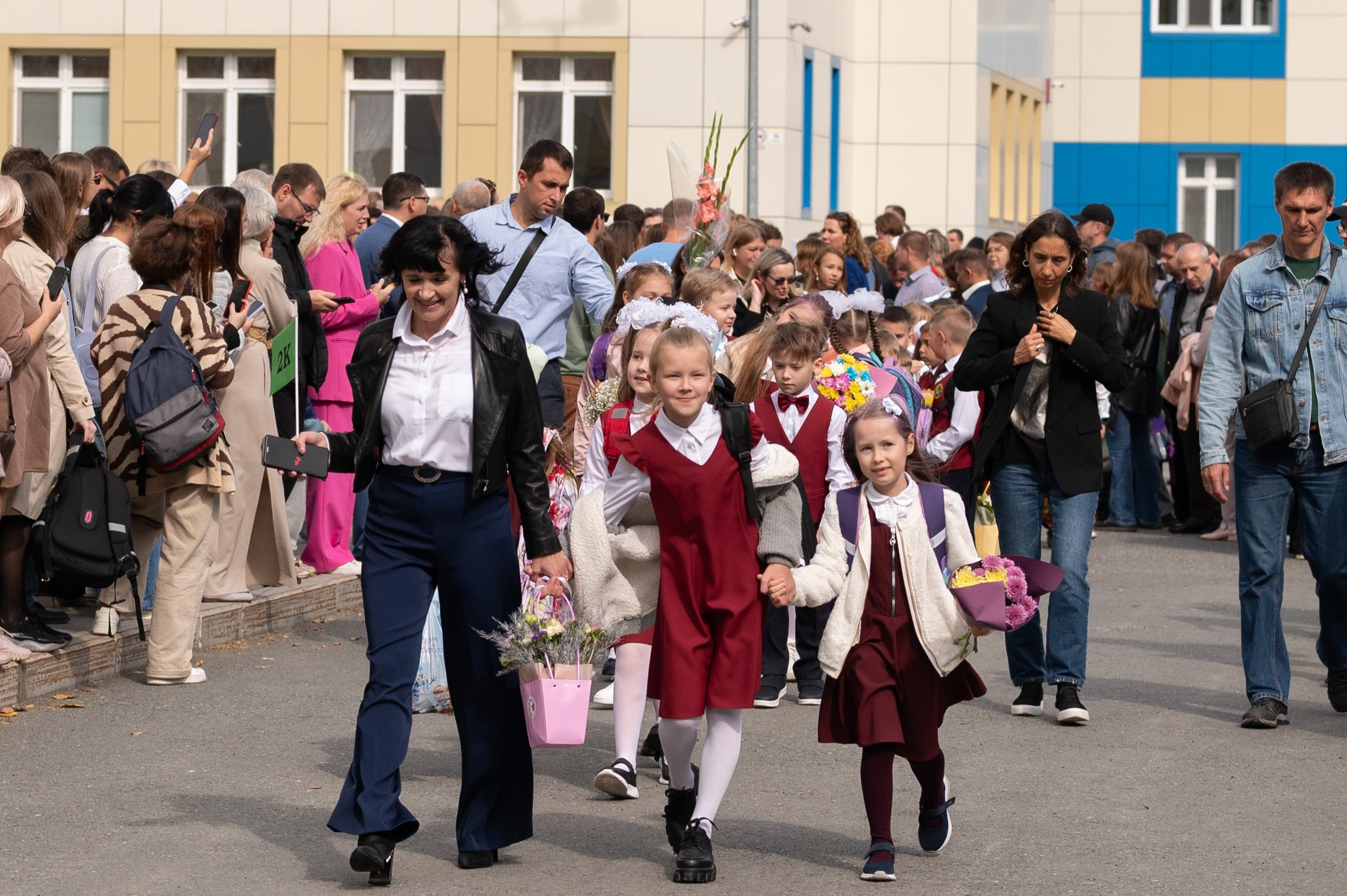 1 сентября 16 гимназия 2 класс (линейка + в классе+ на улице). Фотограф новорожденных, семейный детский в Тюмени Татьяна Морозова