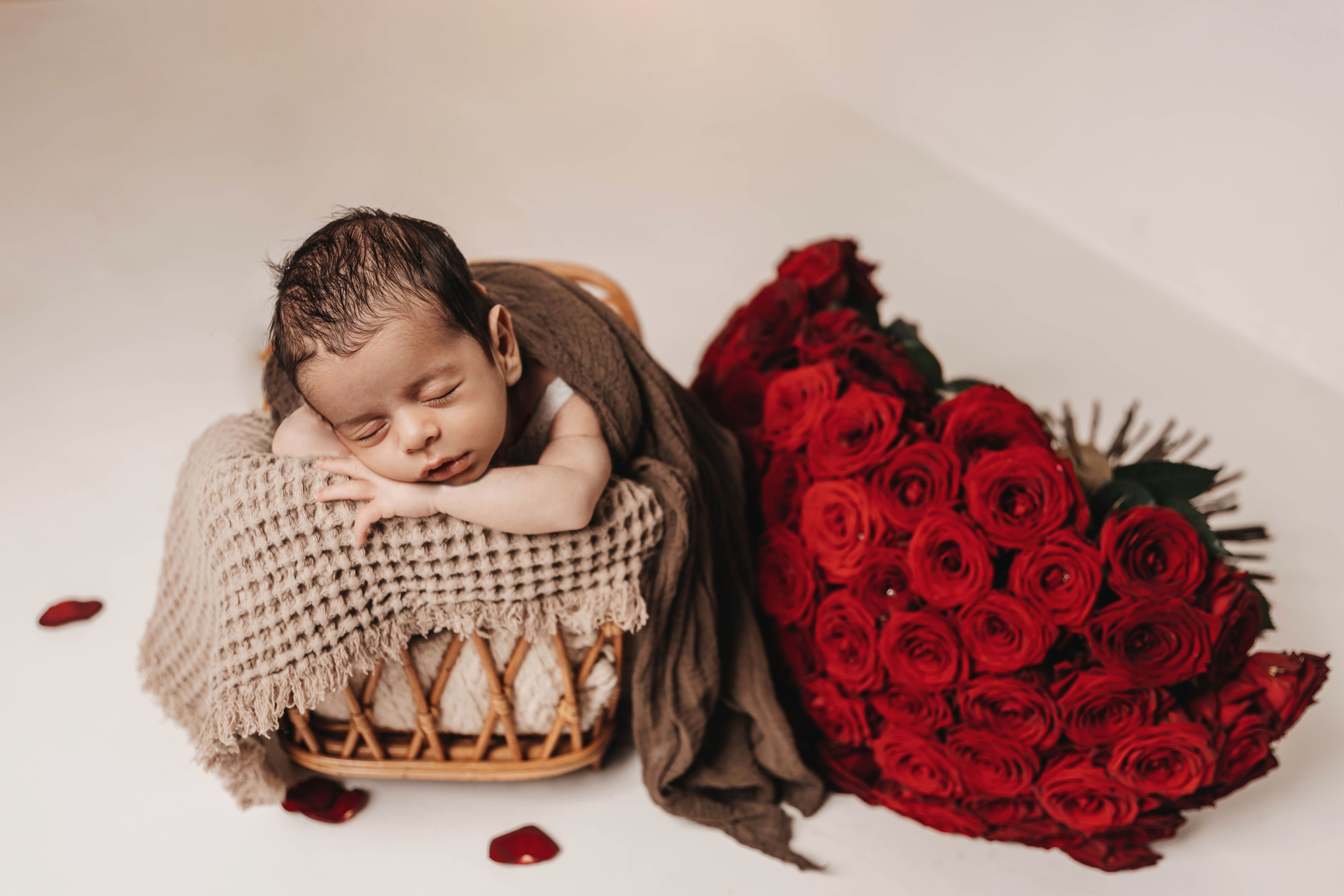 Альбом с классическим ньборном в ярких тонах. Фотограф новорожденных Москва, Люберцы, Жуковский, Раменское