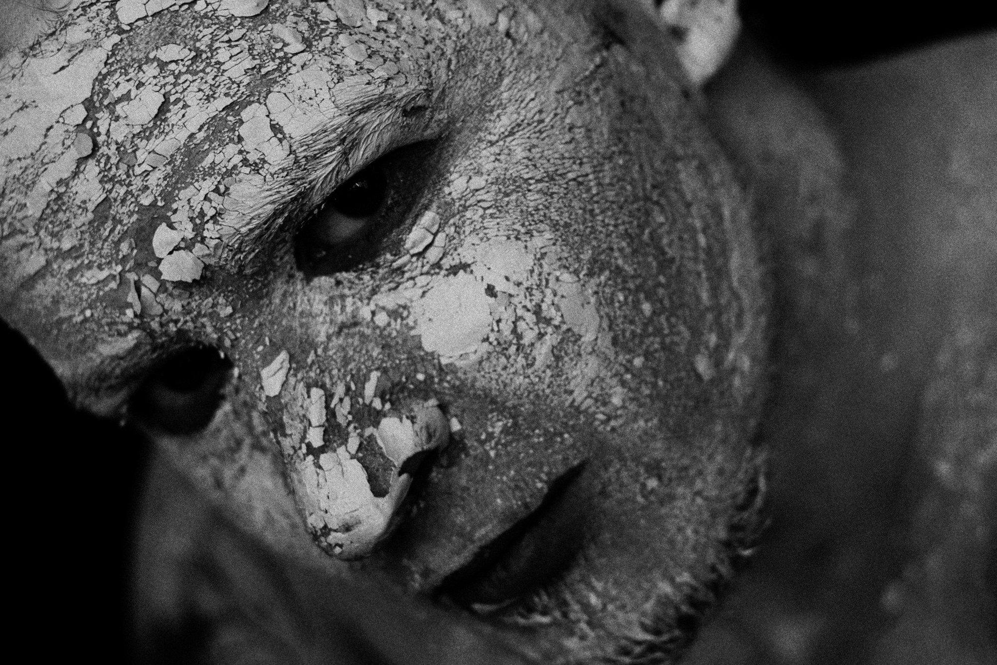 Пронзительный взгляд, мужской портрет в стиле драматического минимализма, работа Дарьи Мустафина