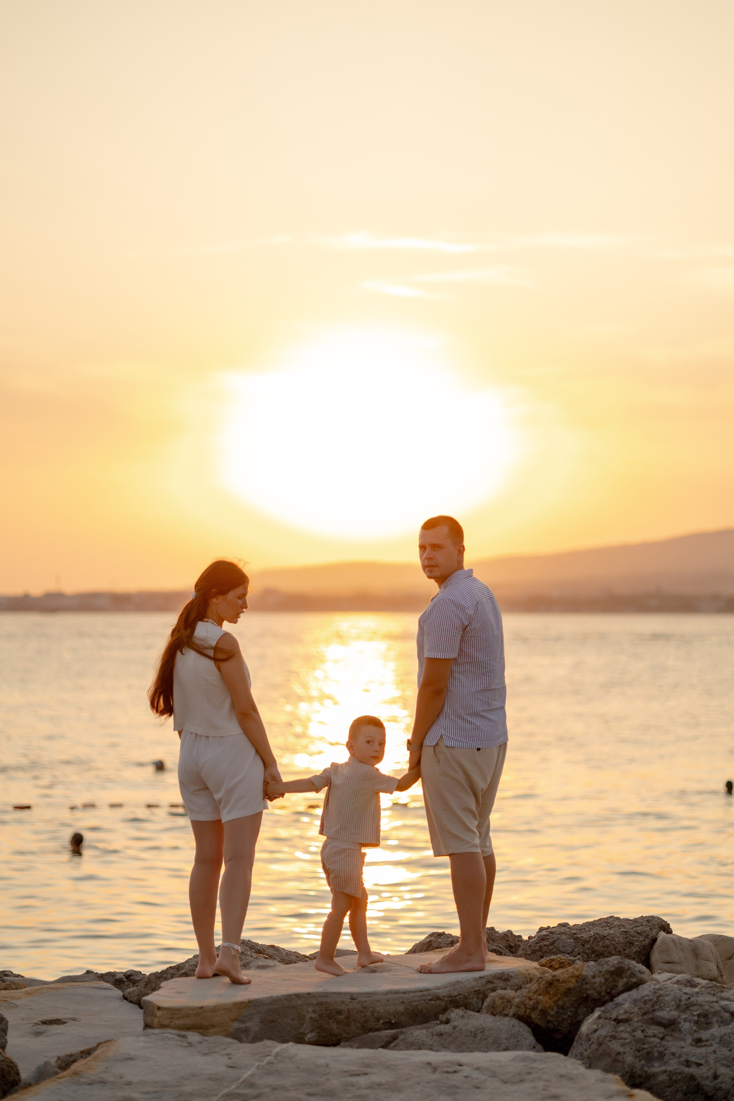 Закат на пляже Метрополь. Семейный и портретный фотограф в Геленджике Любовь Бодрова