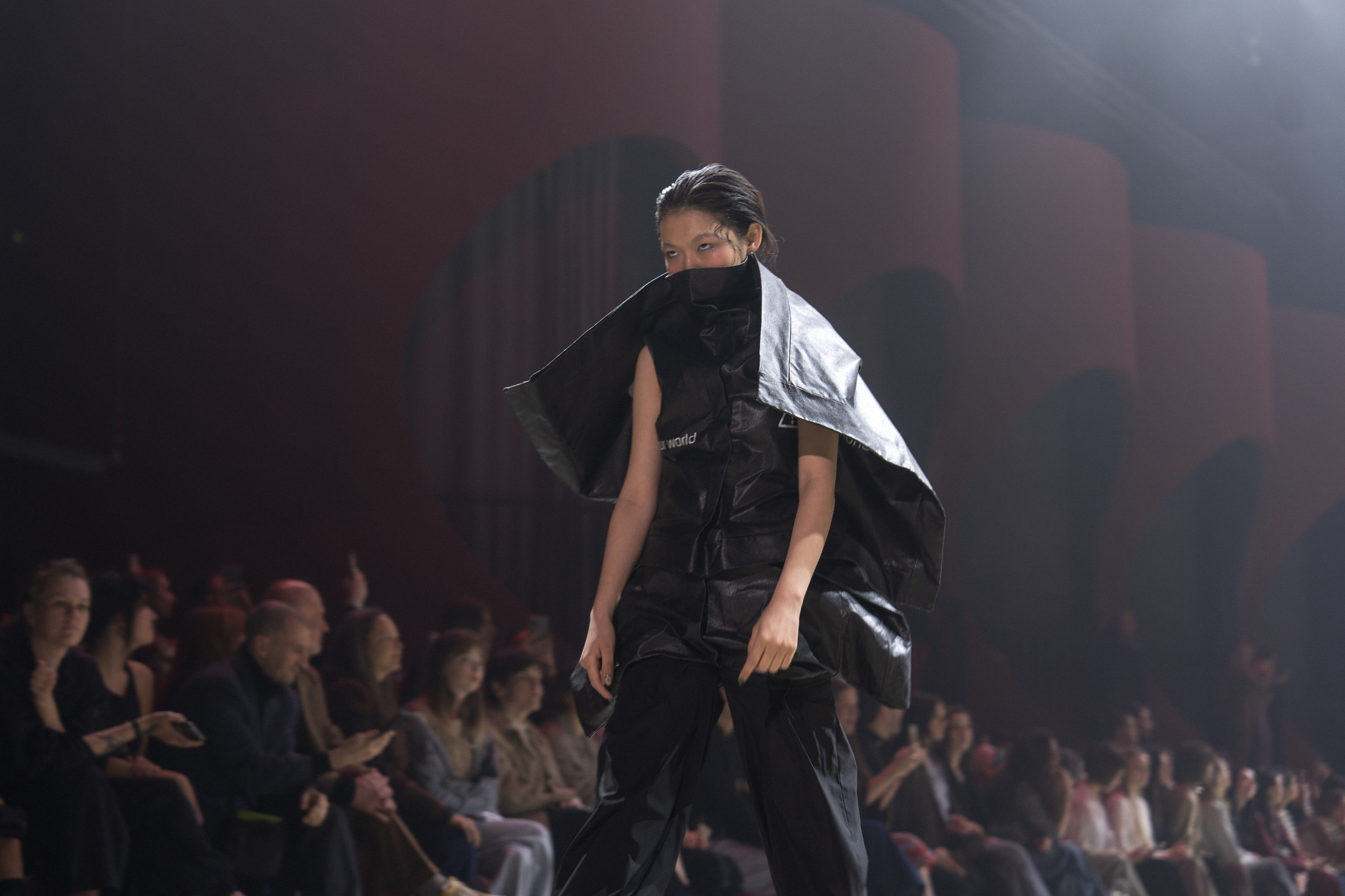 Показ Школы дизайна НИУ ВШЭ. Фотограф Николай Прокофьев модельные тесты в Москве