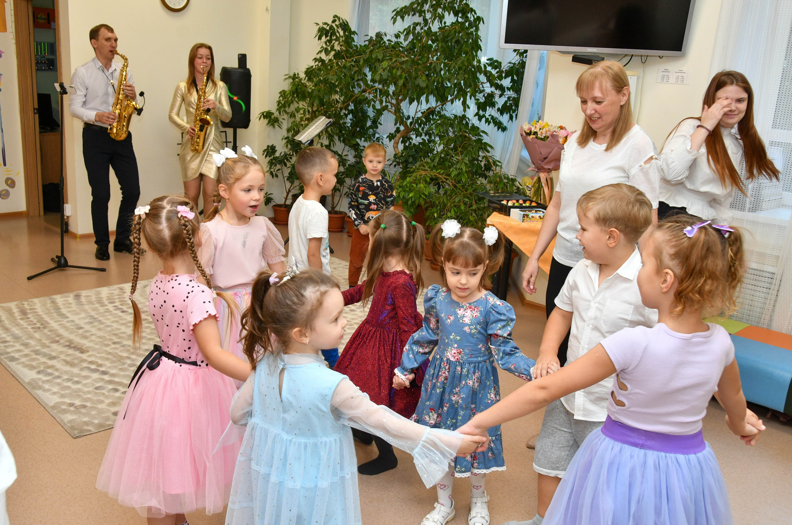 2023 г. День дошкольного работника и прогулка. Репортажный и детский фотограф в Новосибирске