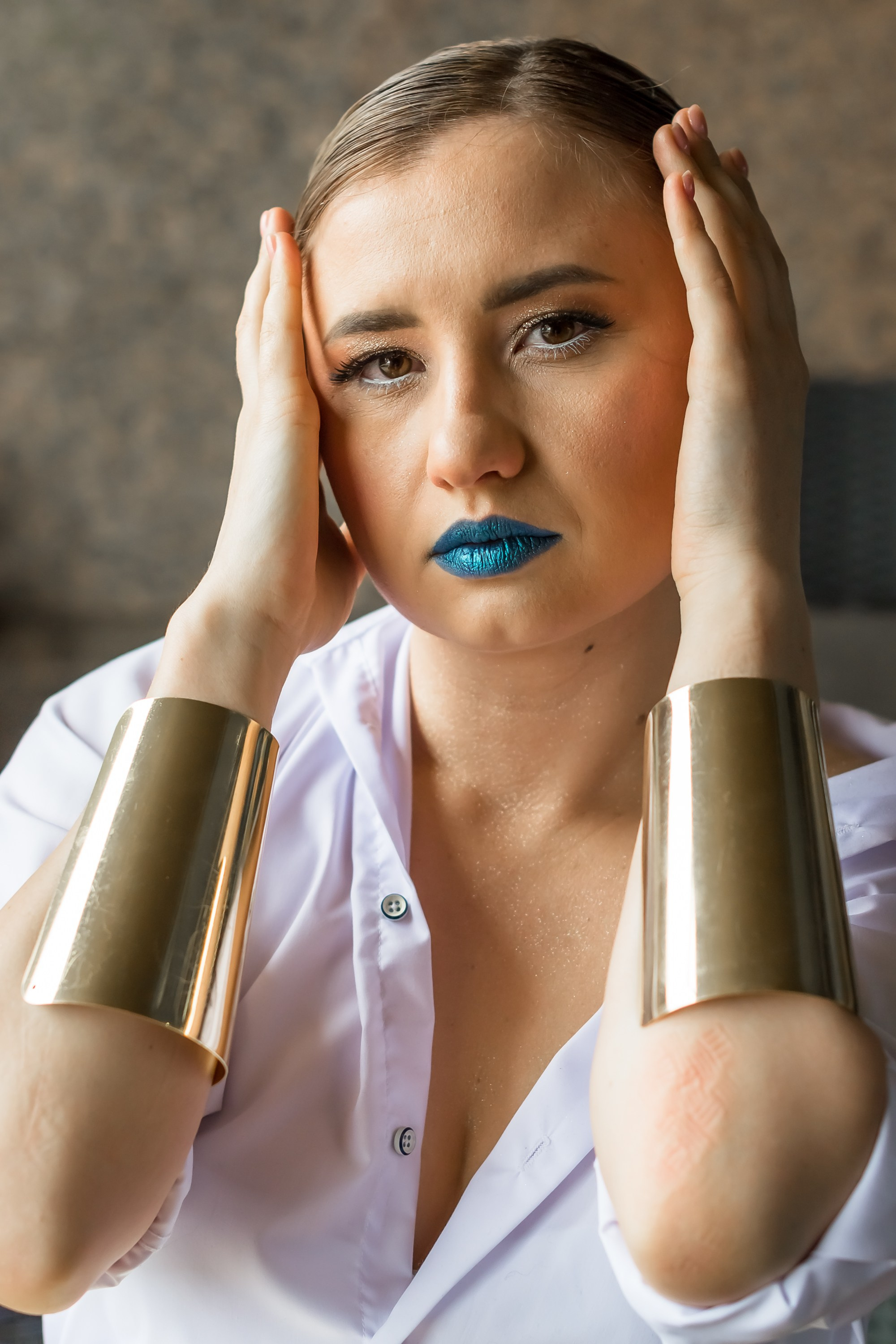 На фото девушка в белой рубашке синие губы.