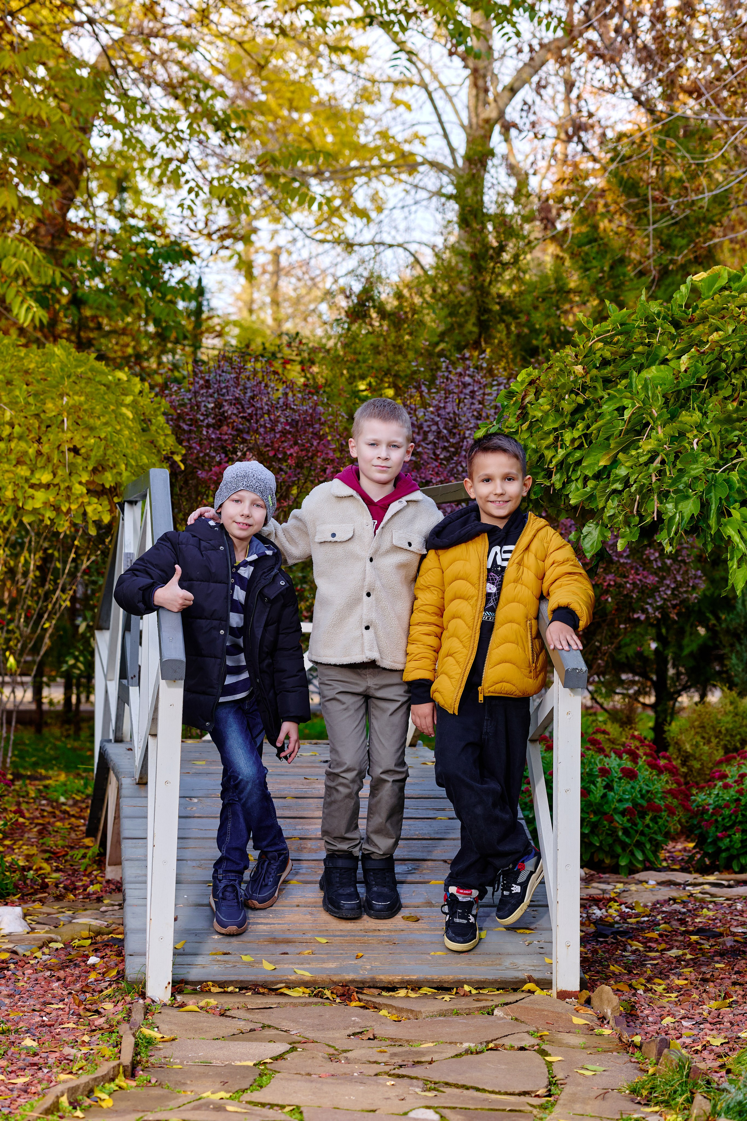 Прогулка в парке классом. Фотограф Выпускные альбомы Таганрог Сергей Коробченко