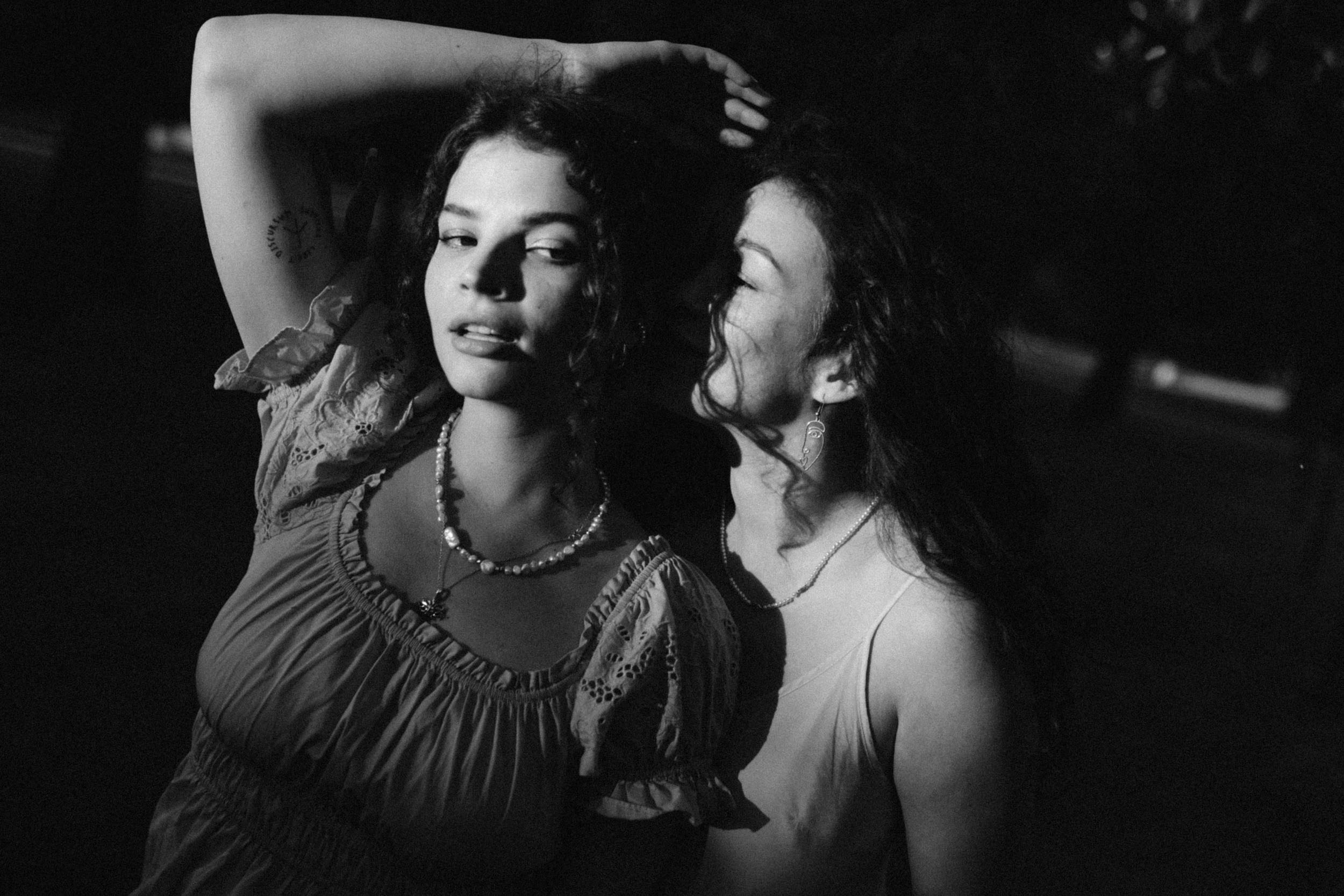 Две девушки подружки в платьях