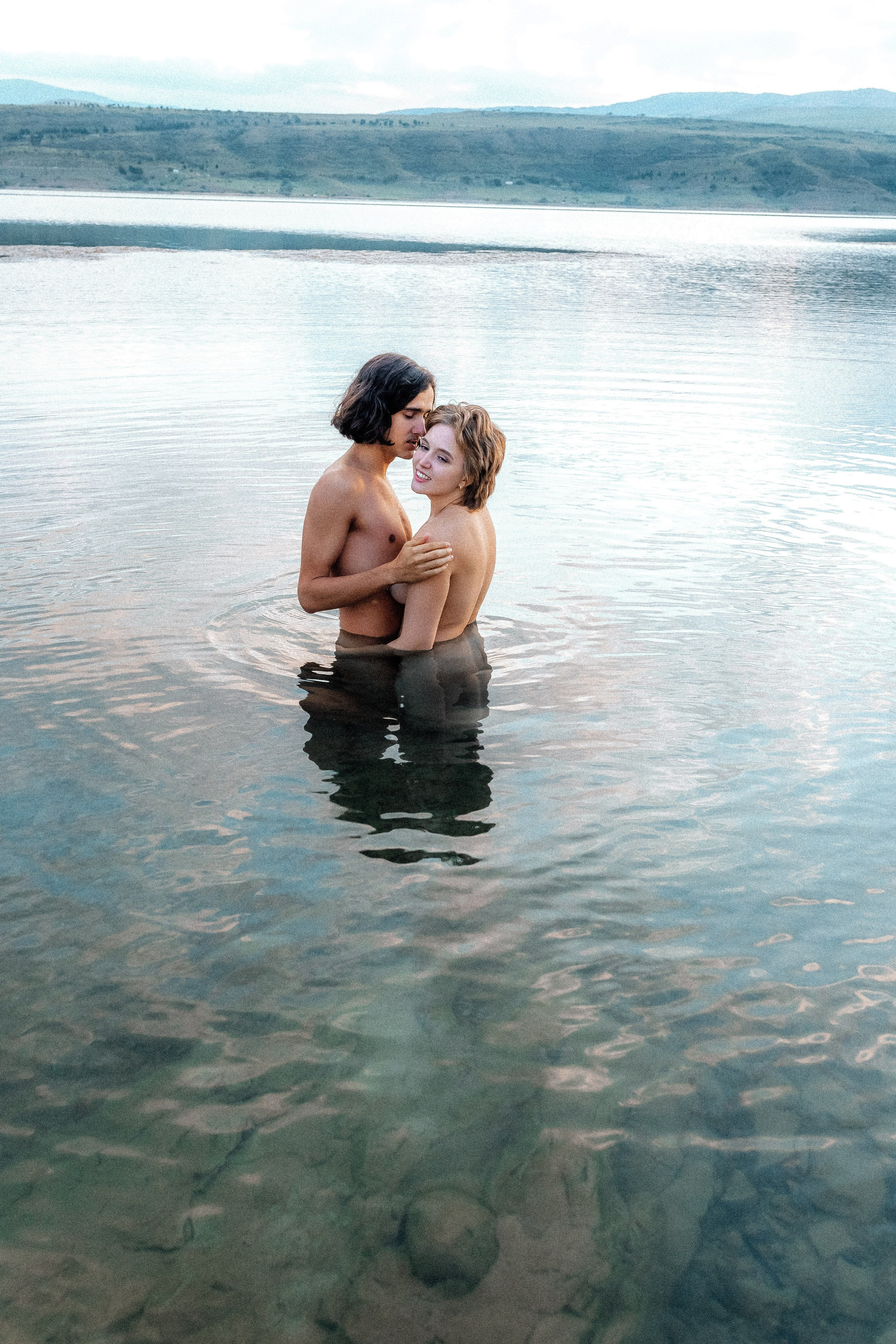 Лавстори парная фотосессия у воды. Свадебный фотограф Грузия Тбилиси