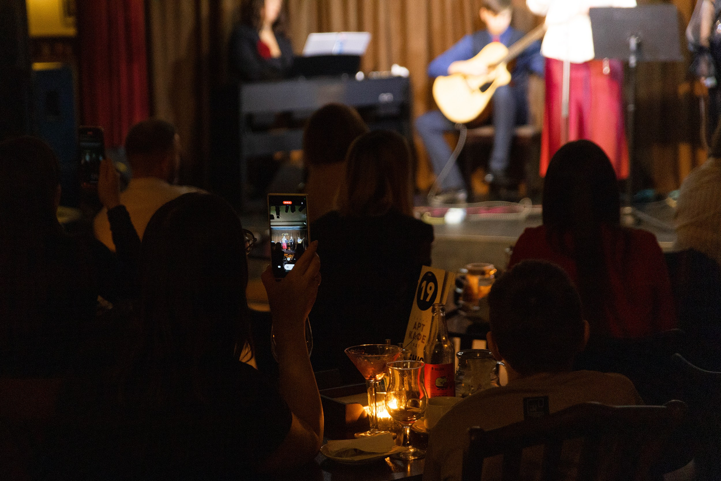 Выступление YOLO band в арт кафе. Фотограф Тюмень